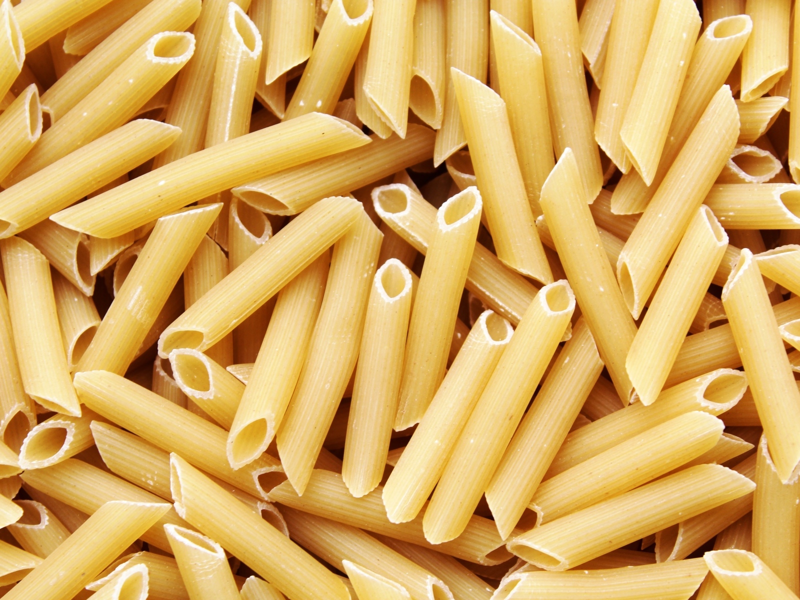 Сырые макароны крупным планом