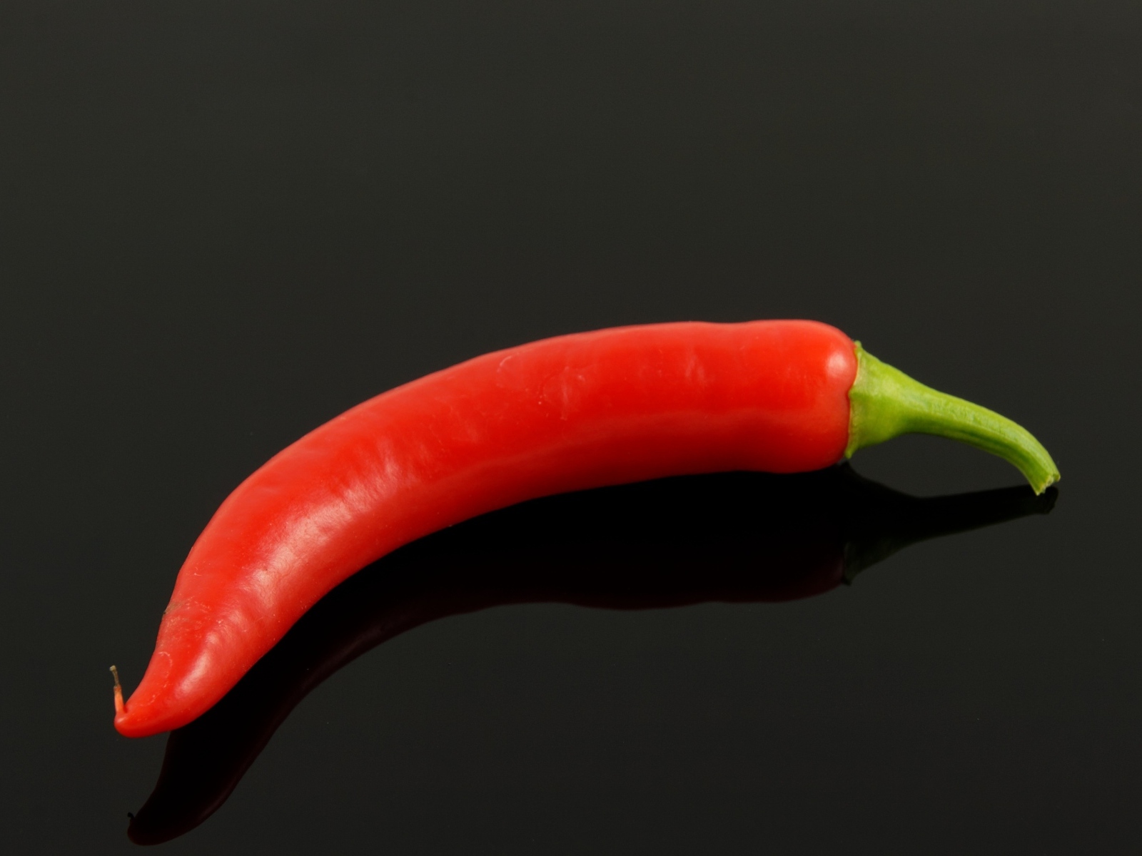 Красный жгучий перец на черном фоне