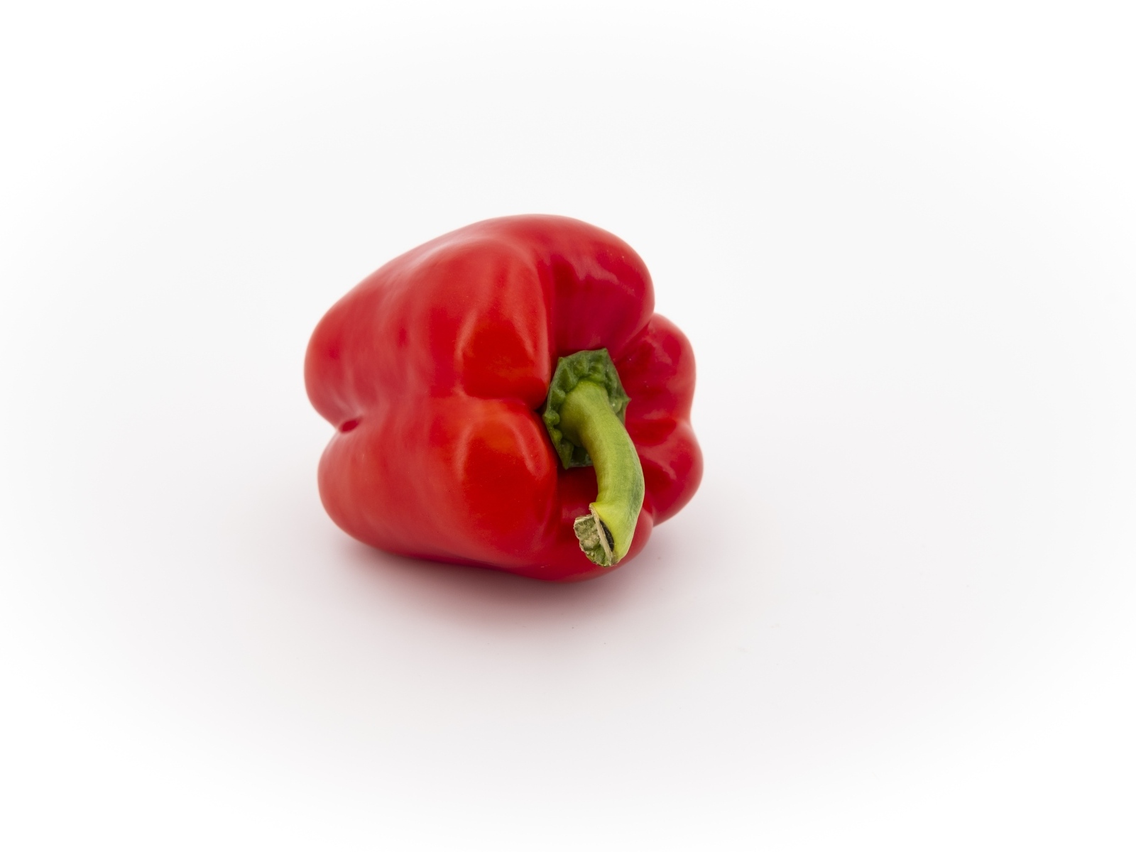 Красный сладкий перец на белом фоне
