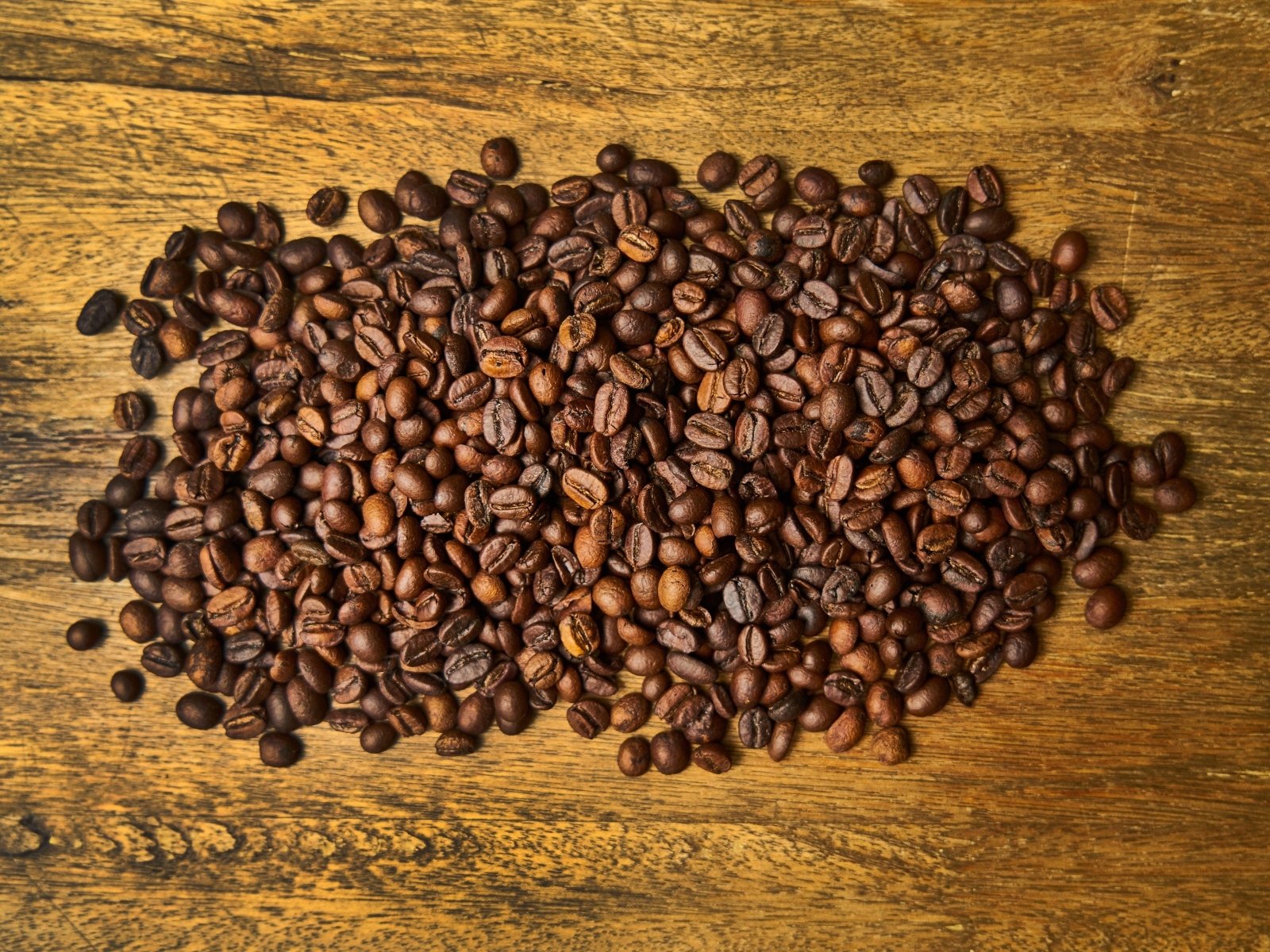 Жареные кофейные зерна на деревянном столе