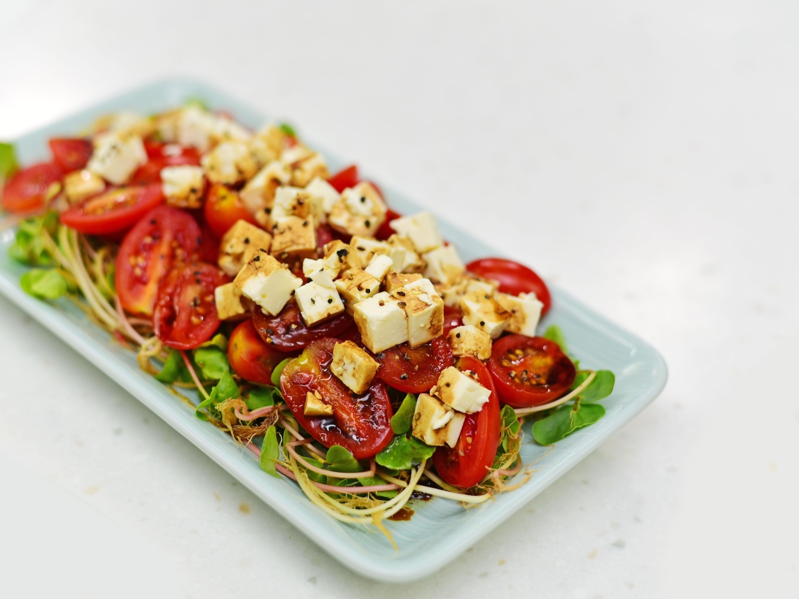 Салат с помидорами и жареным сыром