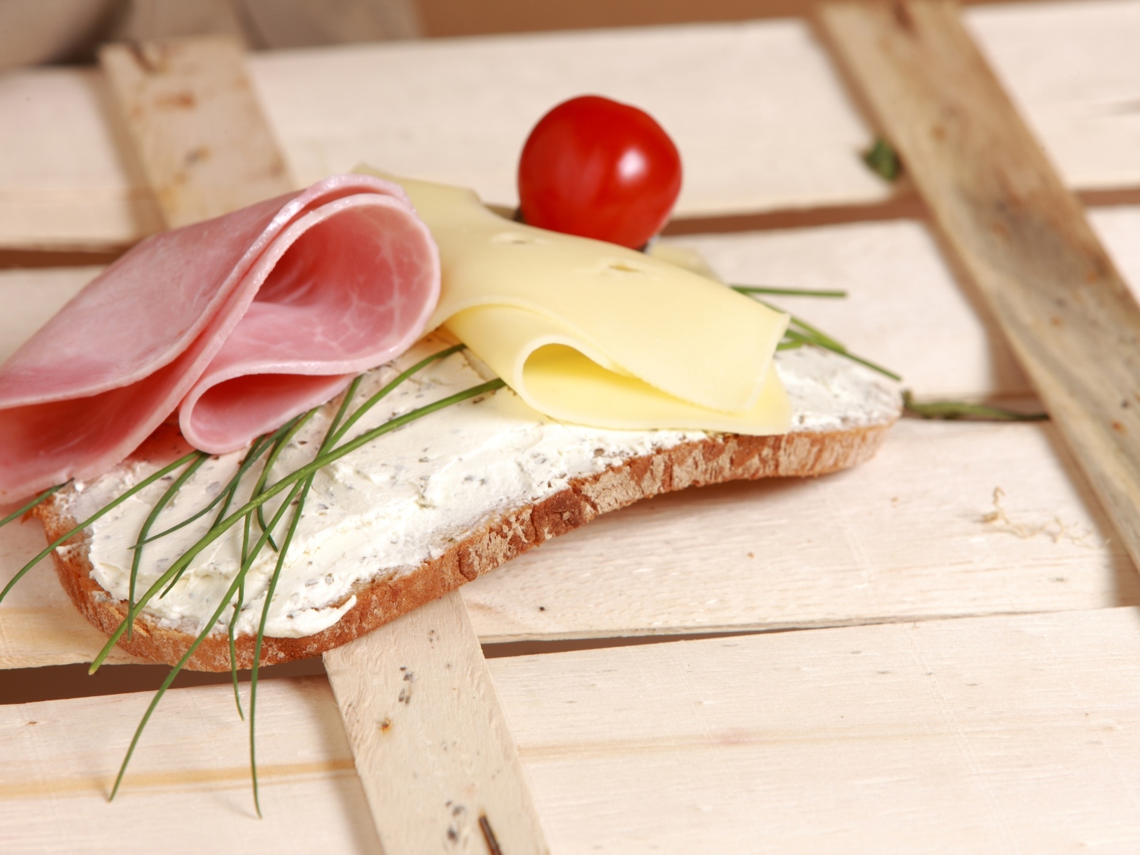 Бутерброд с сыром и ветчиной