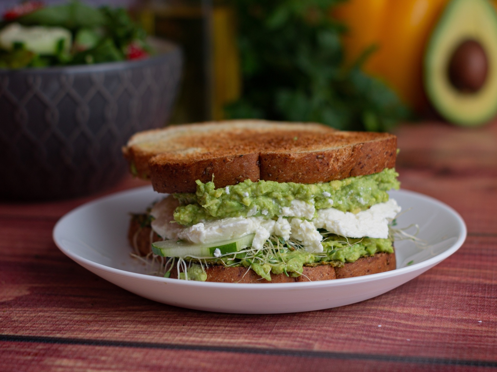 Бутерброд с соусом песто и сыром