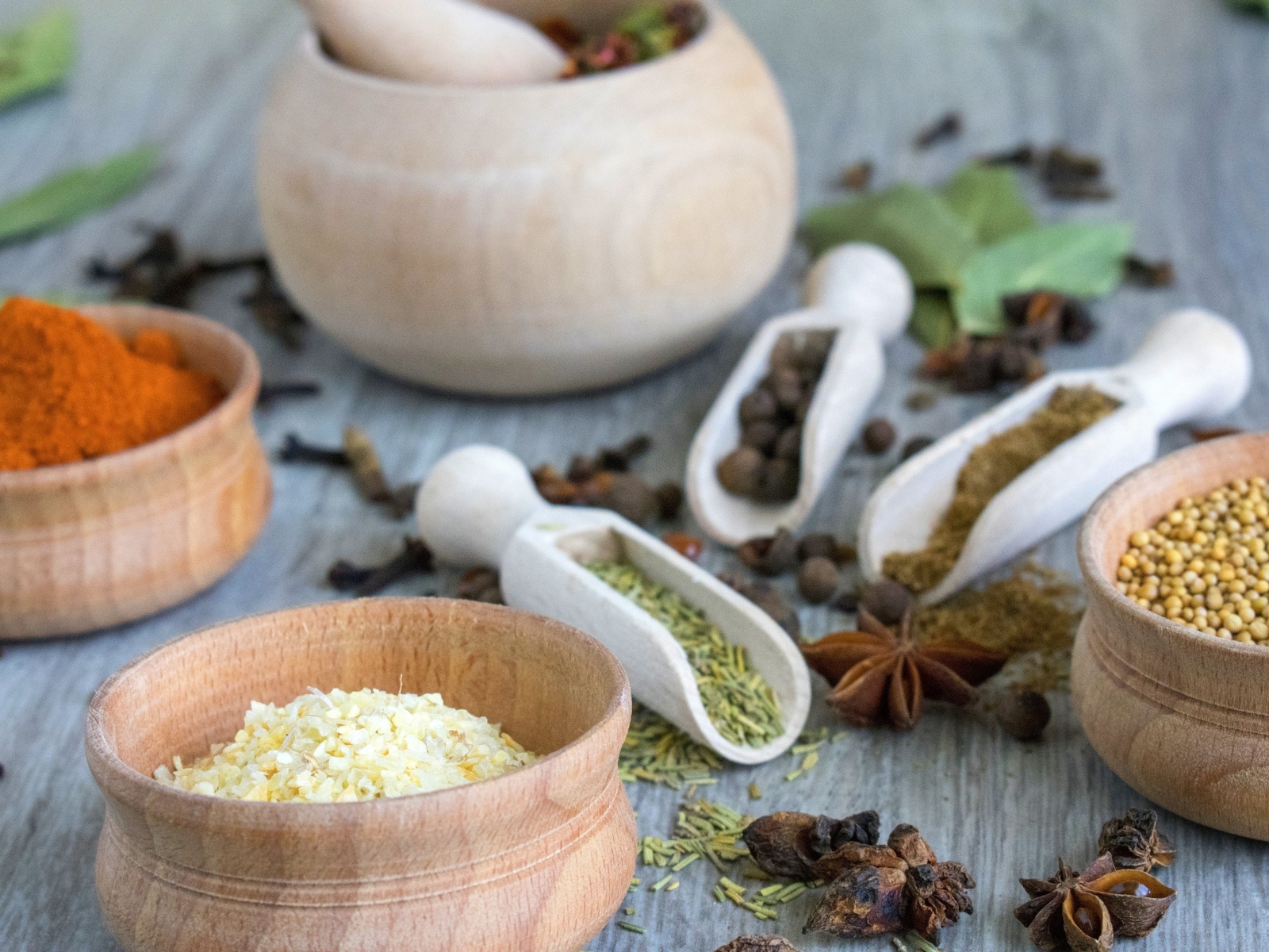 Семена и специи на столе