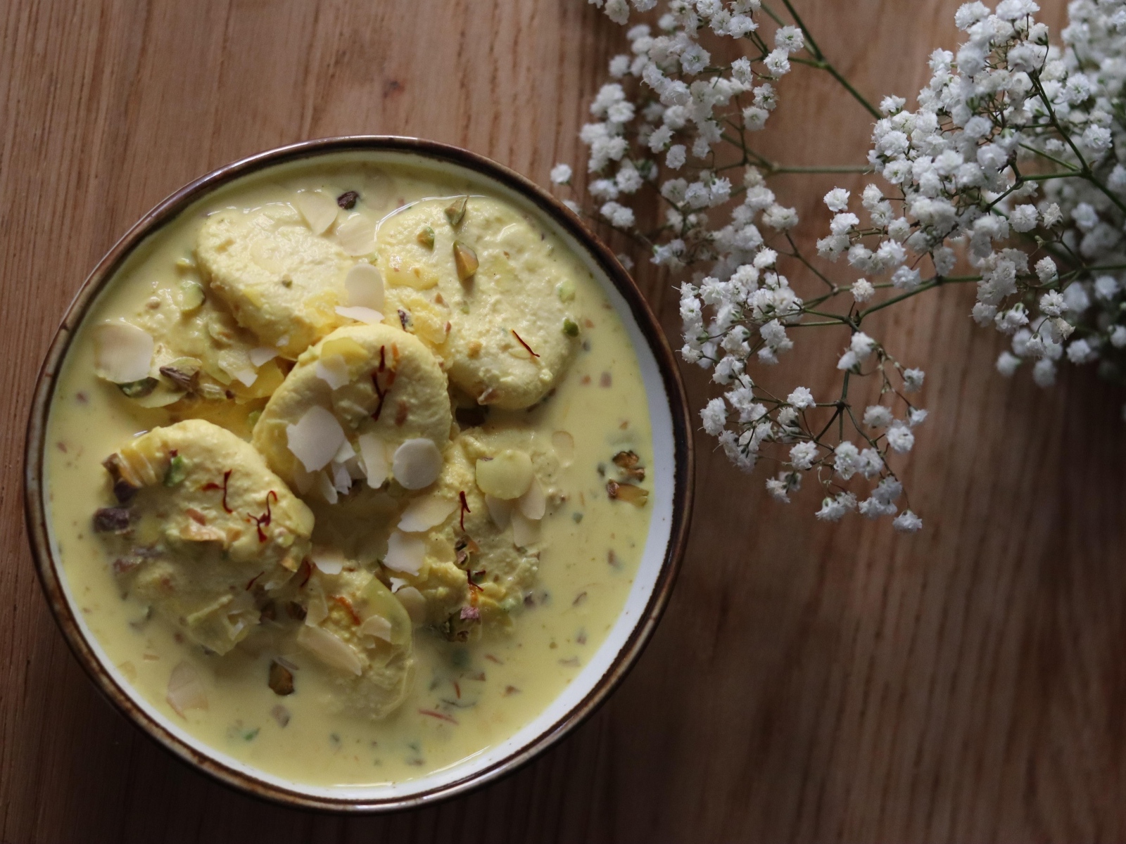 Суп с сыром в миске на столе с цветами