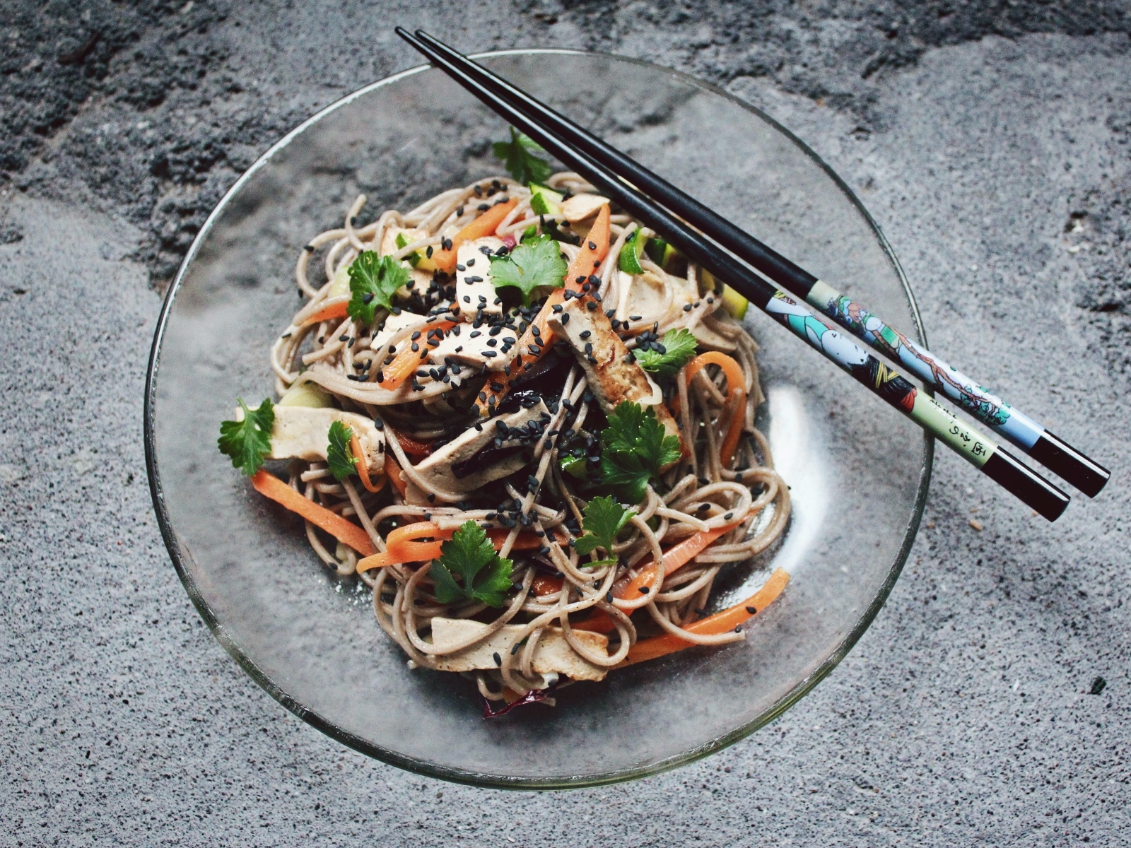 Спагетти с мясом и овощами в тарелке с китайскими палочками