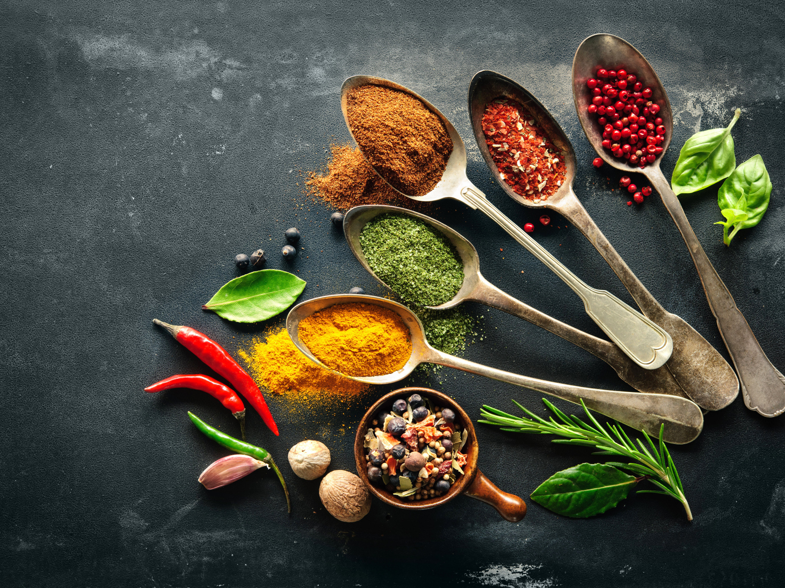 Ложки с ароматными специями на столе