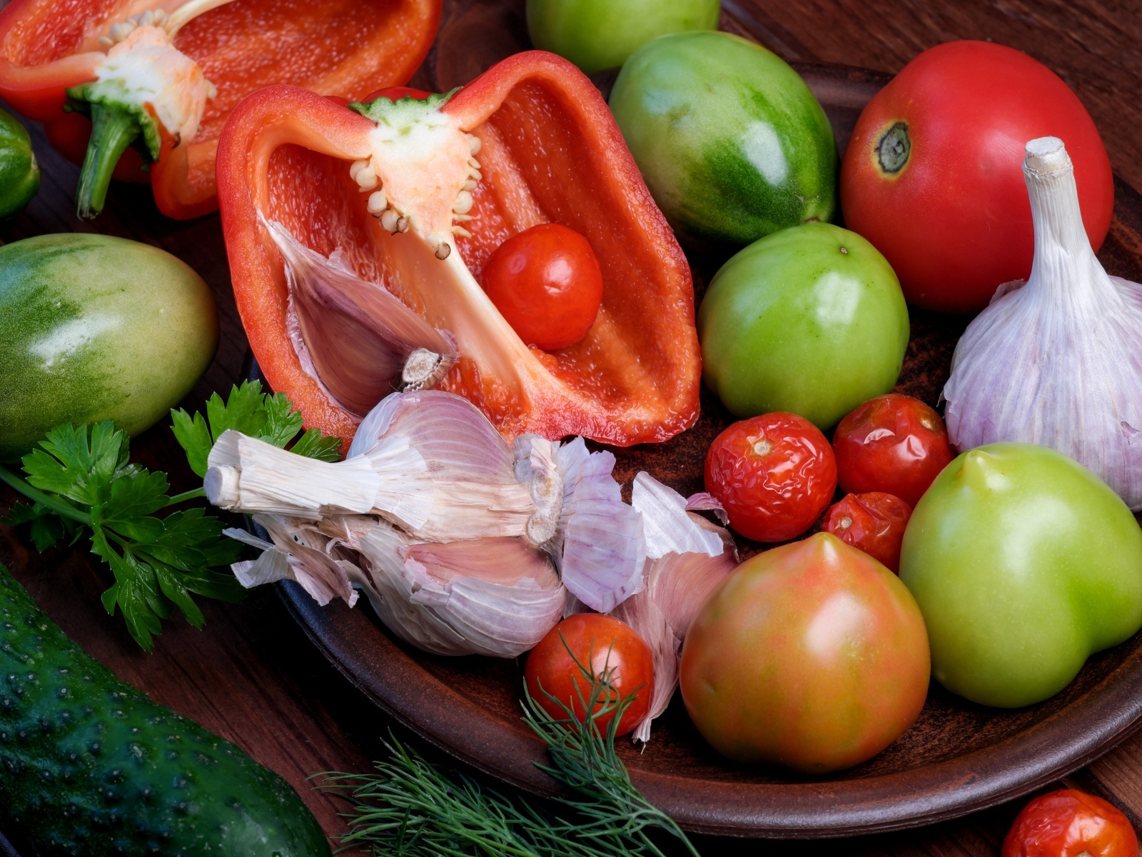 Сладкий перец, помидоры, чеснок и огурец на столе