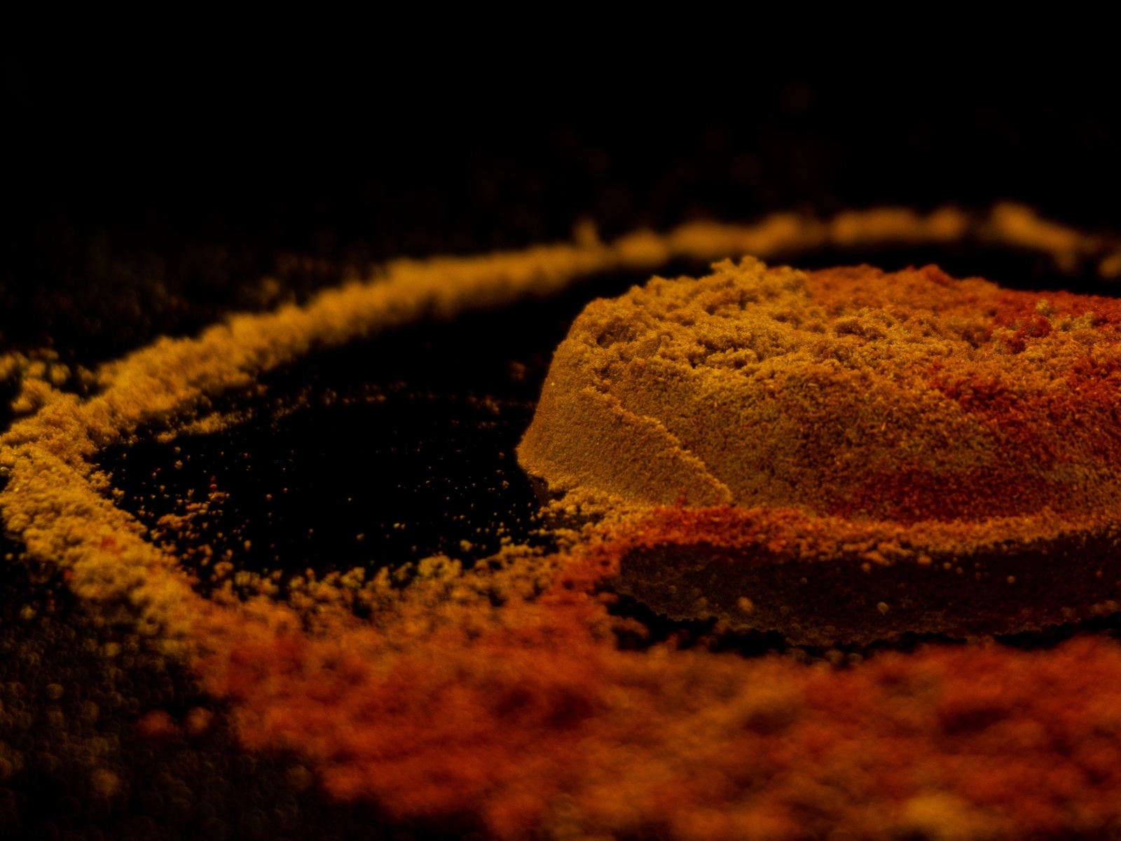 Куркума на черном столе