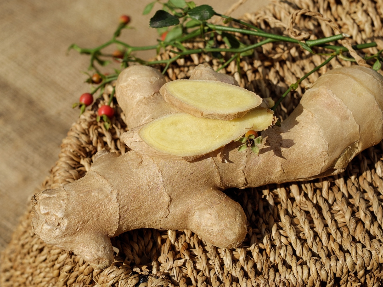 Полезный корень имбиря на столе