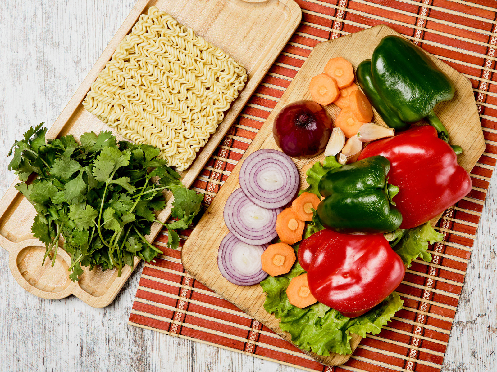 Вермишель с овощами и зеленью на столе