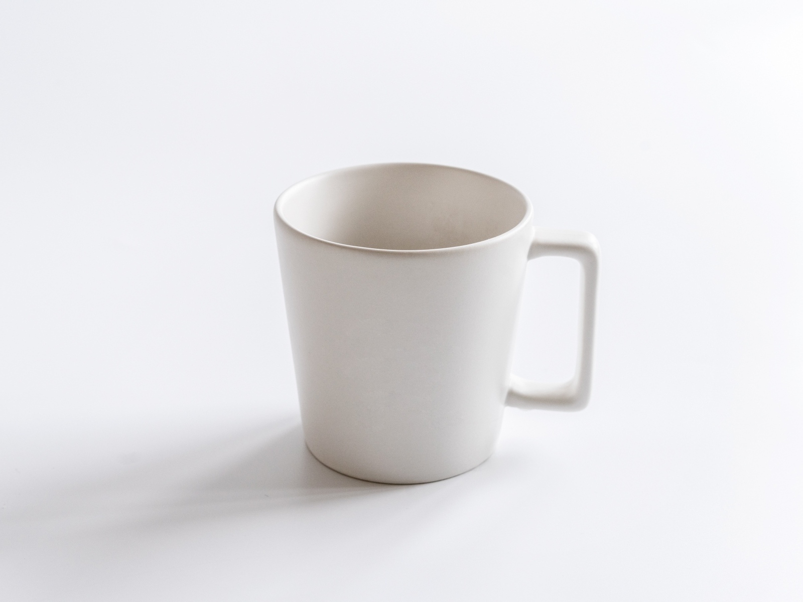 Белая кружка крупным планом