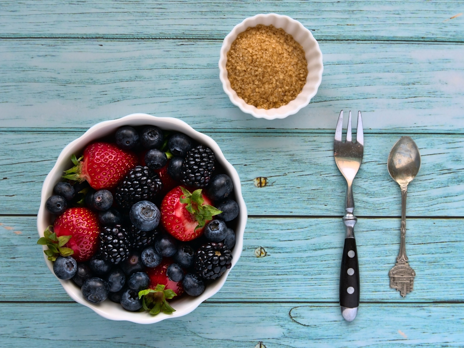 Аппетитные спелые ягоды в тарелке на столе