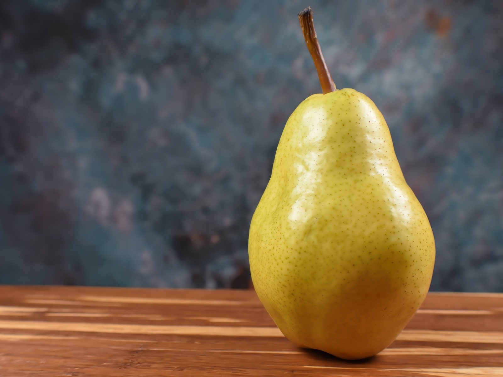 Большая спелая желтая груша