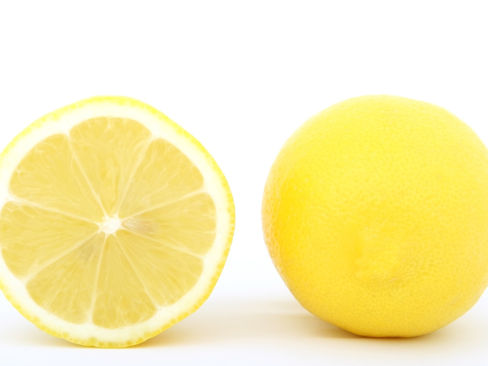 Большой желтый спелый лимон на белом фоне