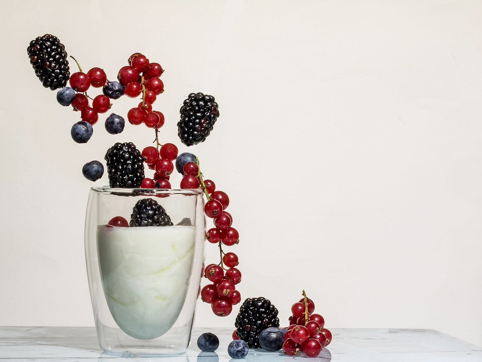 Вкусный йогурт с ягодами красной смородины, черники и ежевики