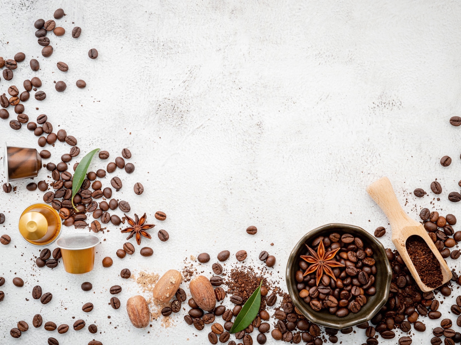 Зерна кофе со специями на сером фоне