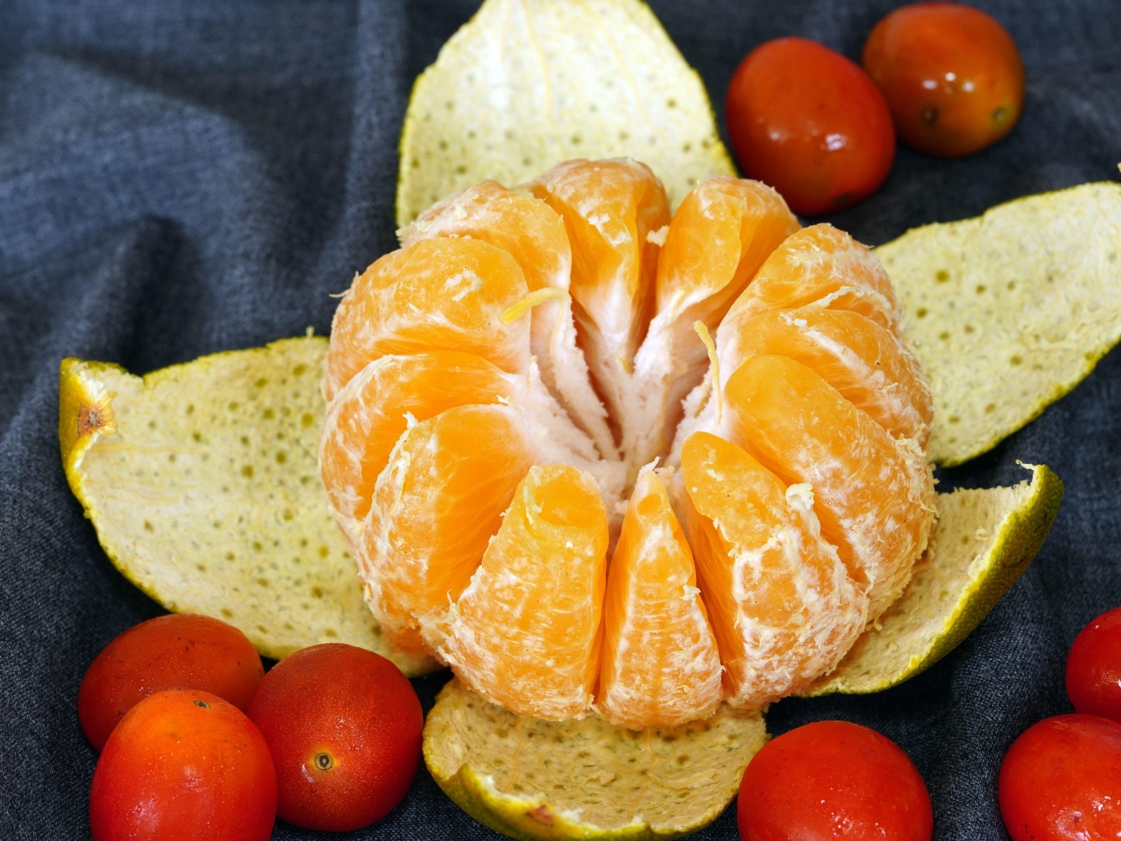 Большой очищенный мандарин на столе