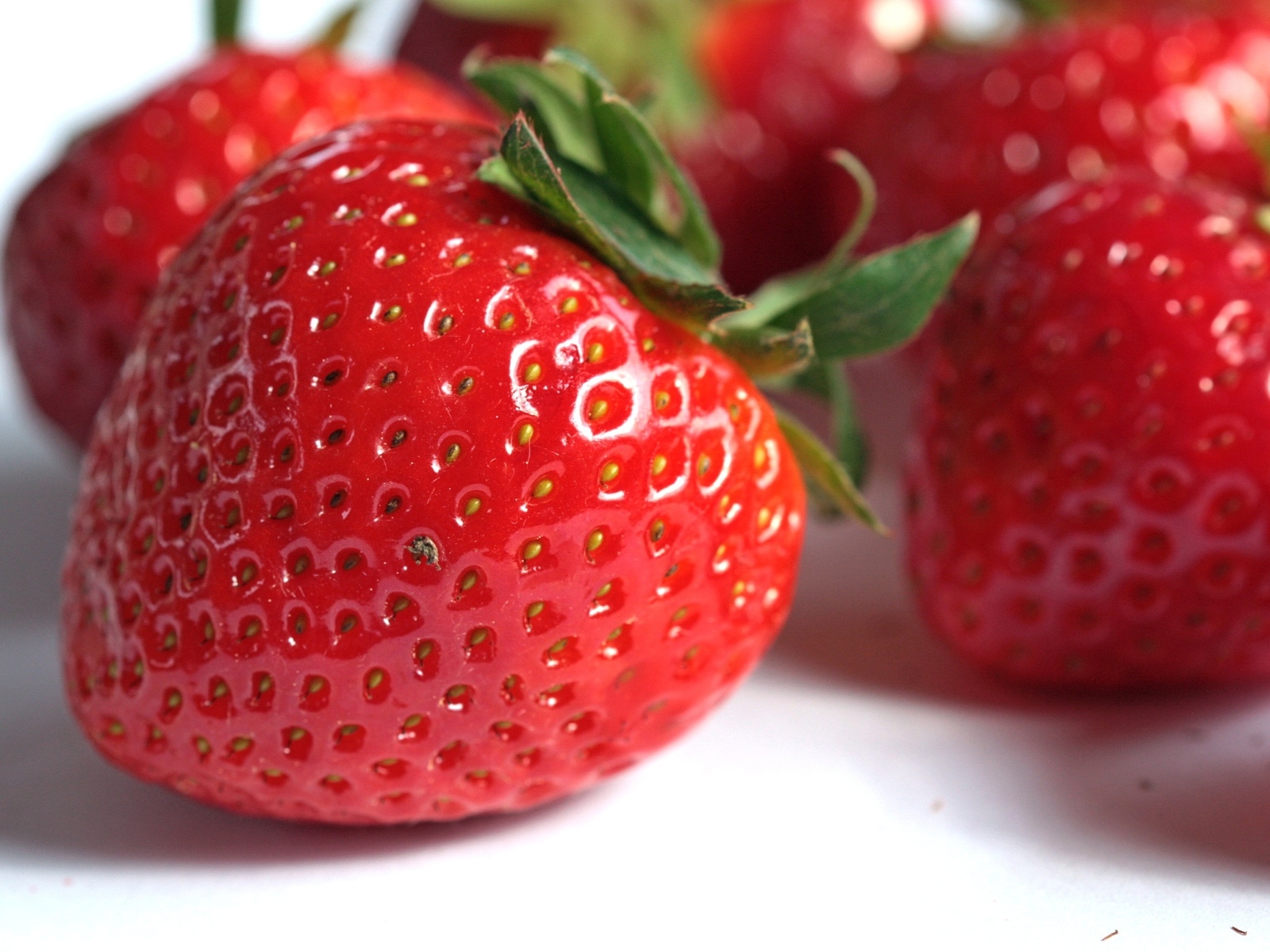 Крупная красная спелая клубника крупным планом