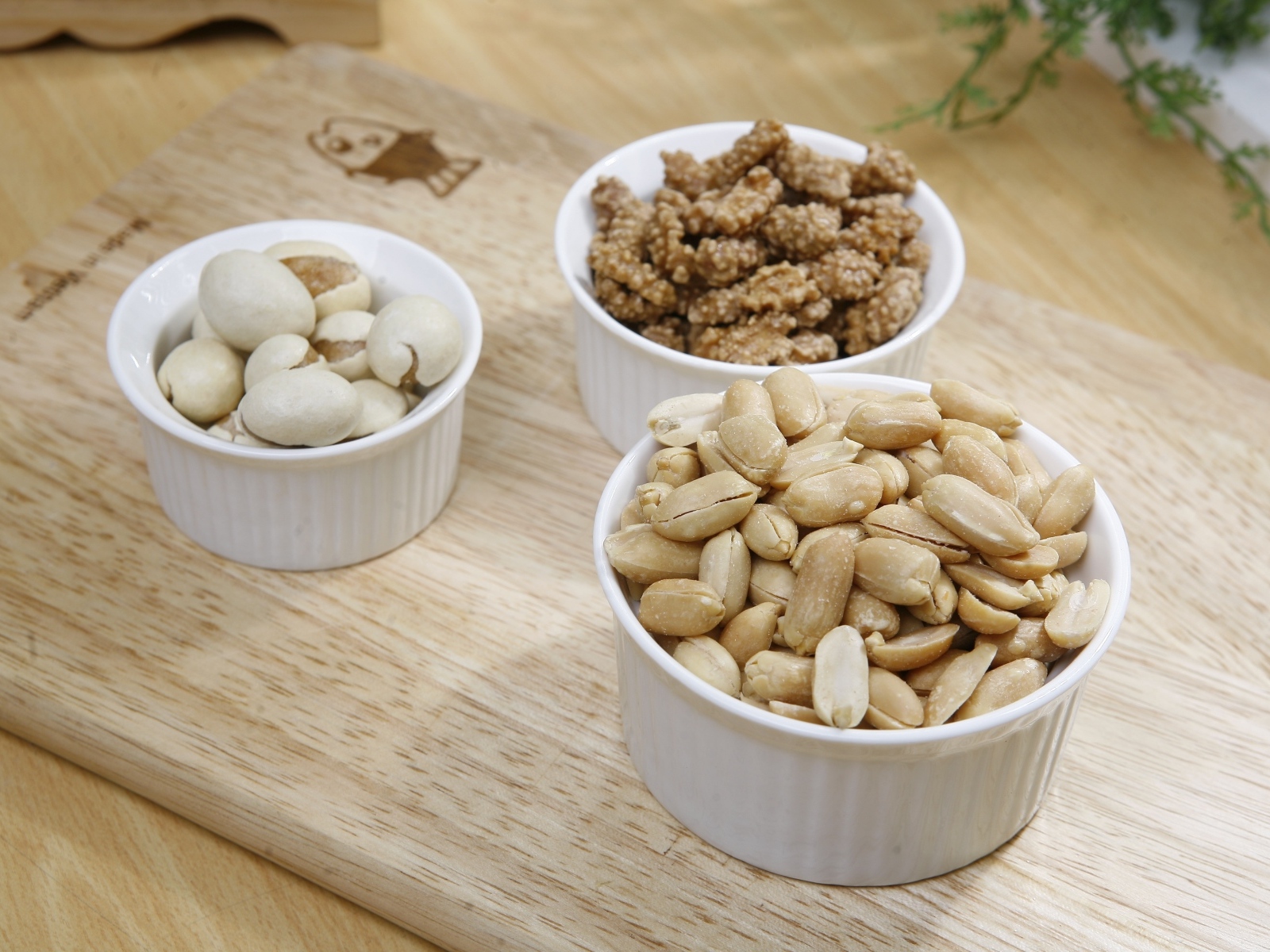 Орехи в белой посуде на доске