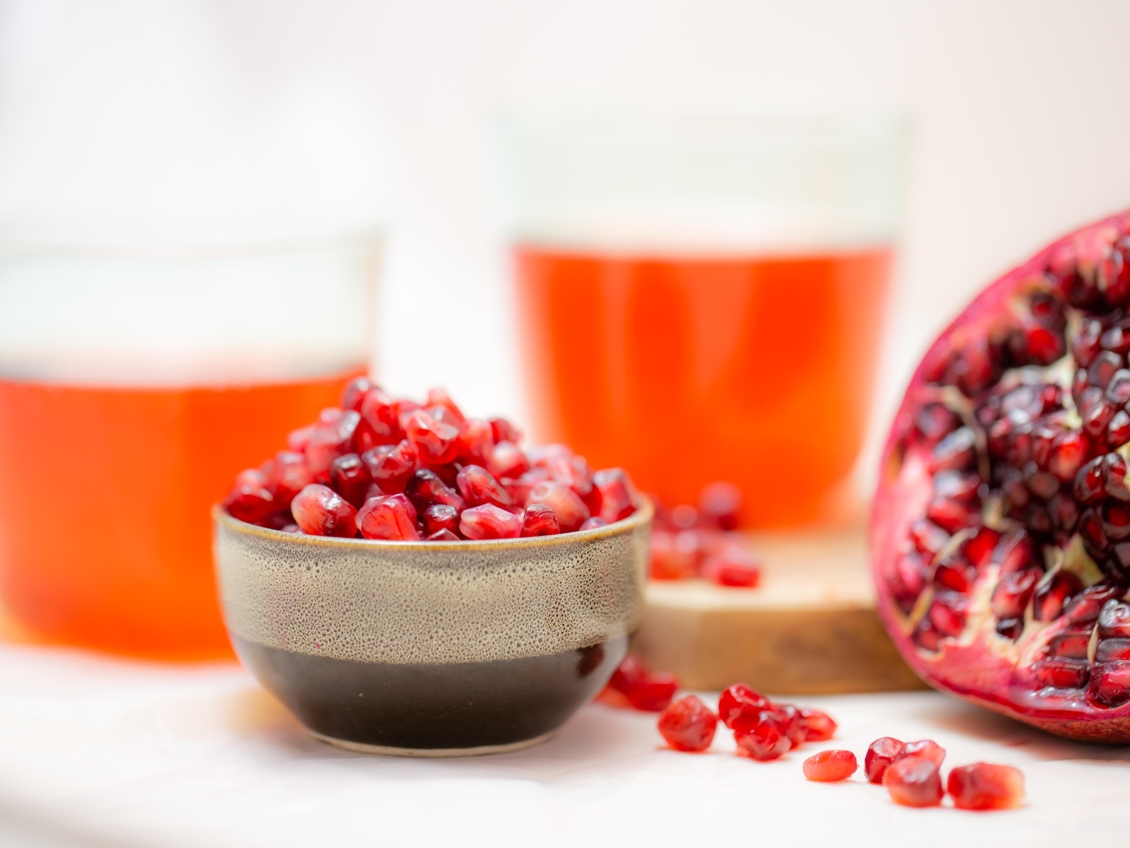 Очищенный красный гранат на столе