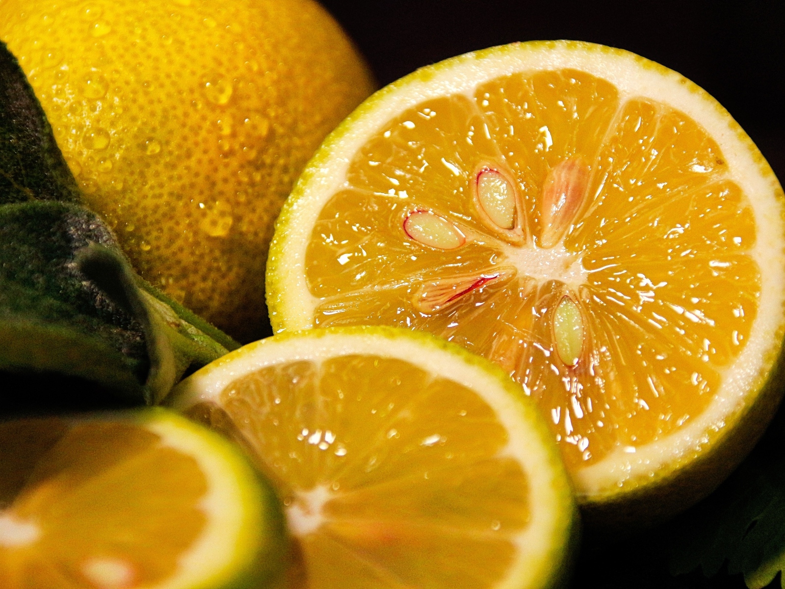 Кусочки лимона с косточками на столе