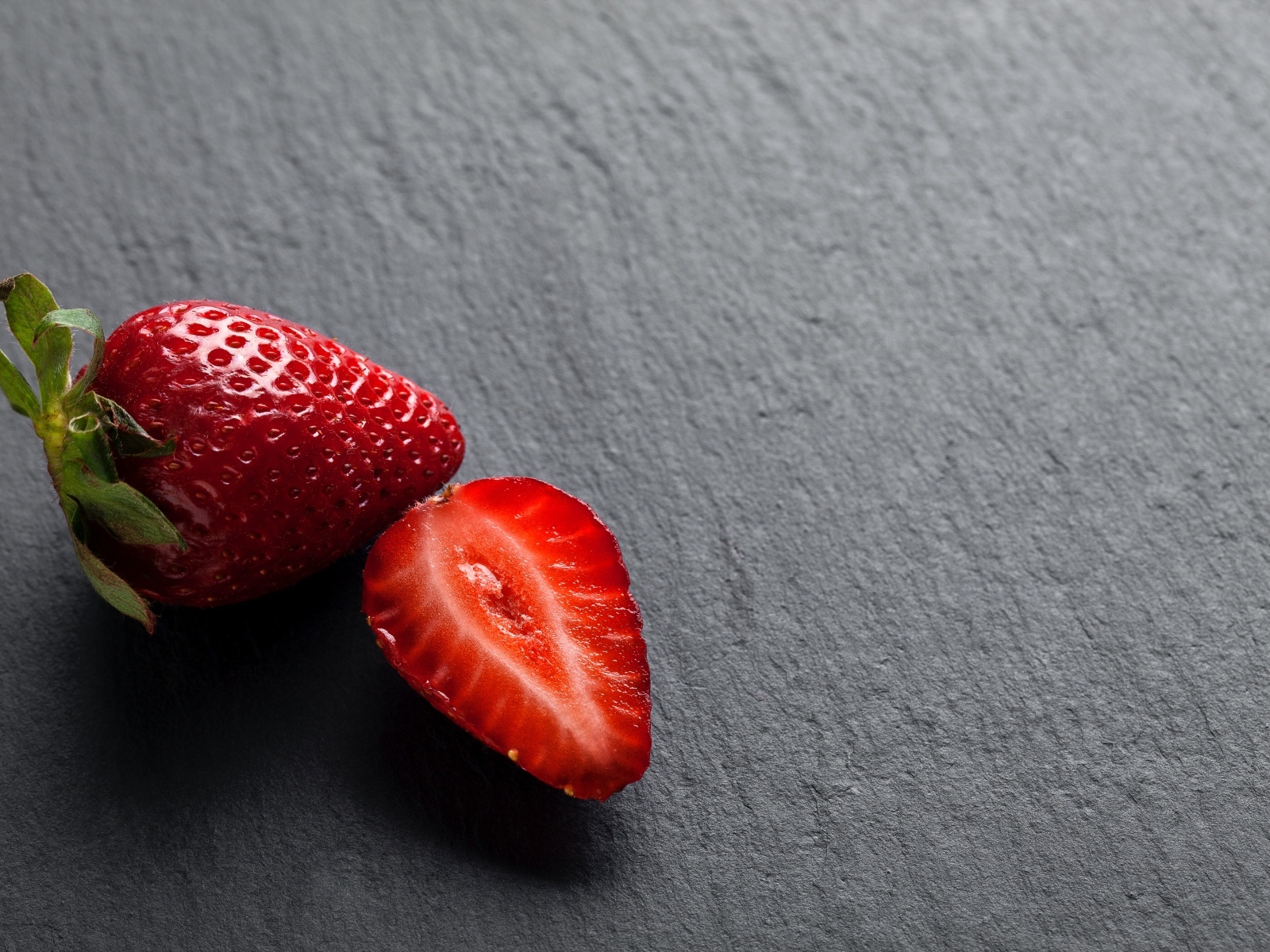 Спелая сладкая клубника на сером столе