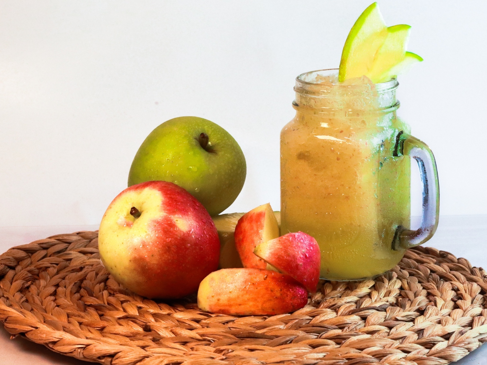 Смузи в банке на столе с яблоками
