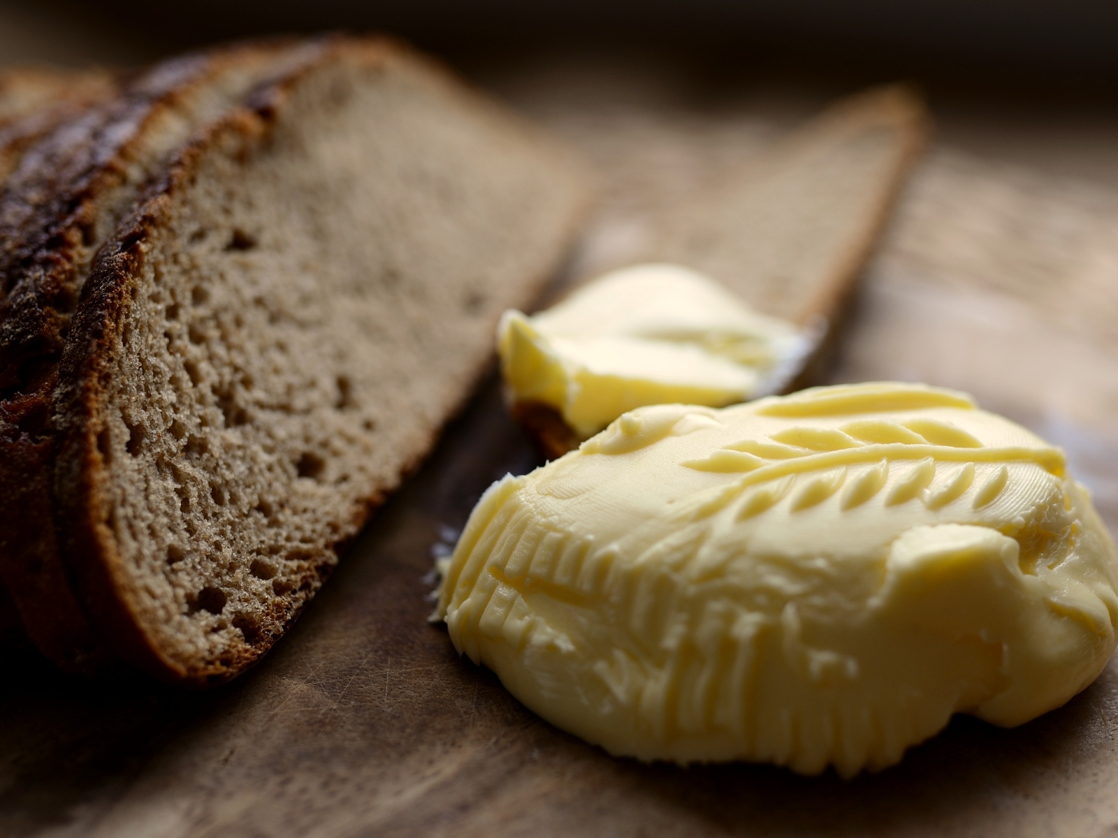 Сливочное масло с хлебом на доске 