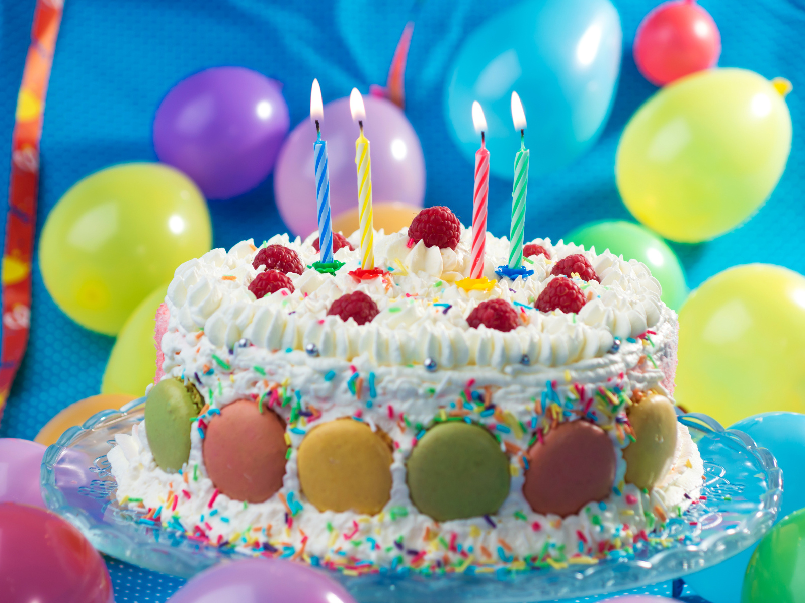 Аппетитный торт на день рождения со свечами