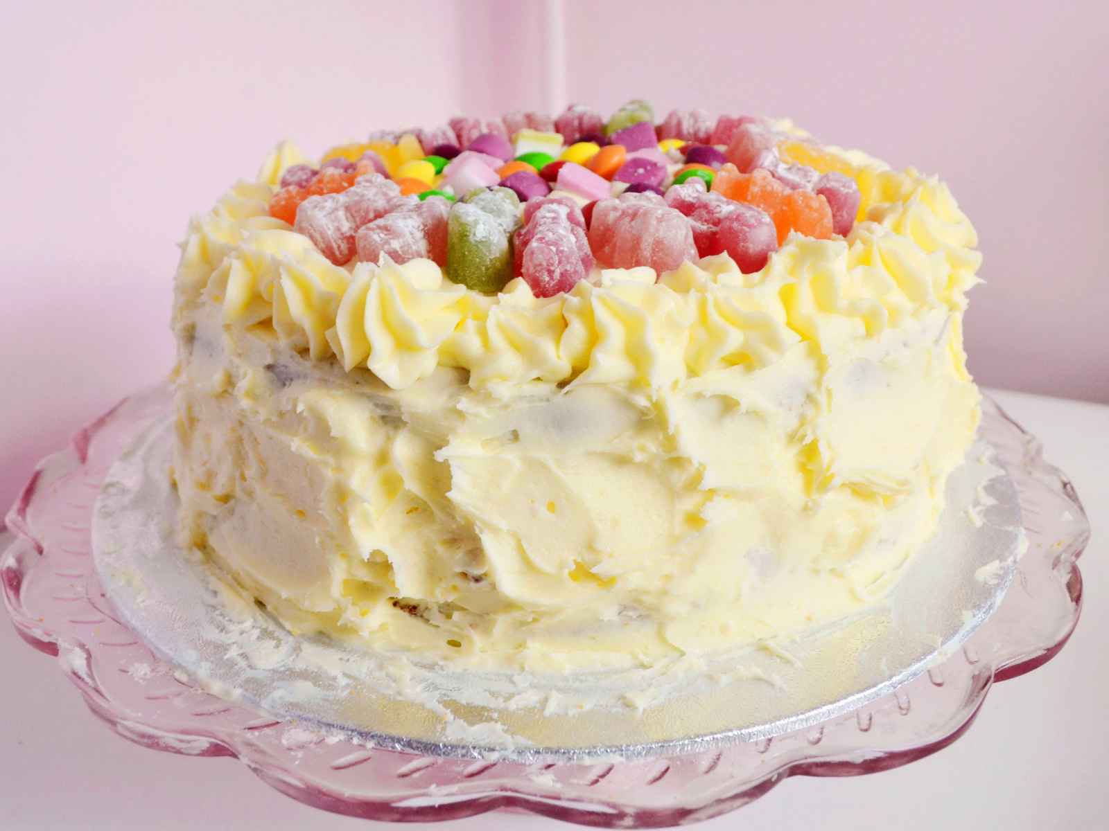 Аппетитный праздничный торт с кремом и мармеладом