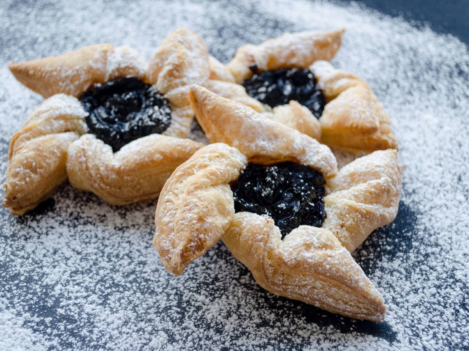 Аппетитное печенье с джемом и сахарной пудрой