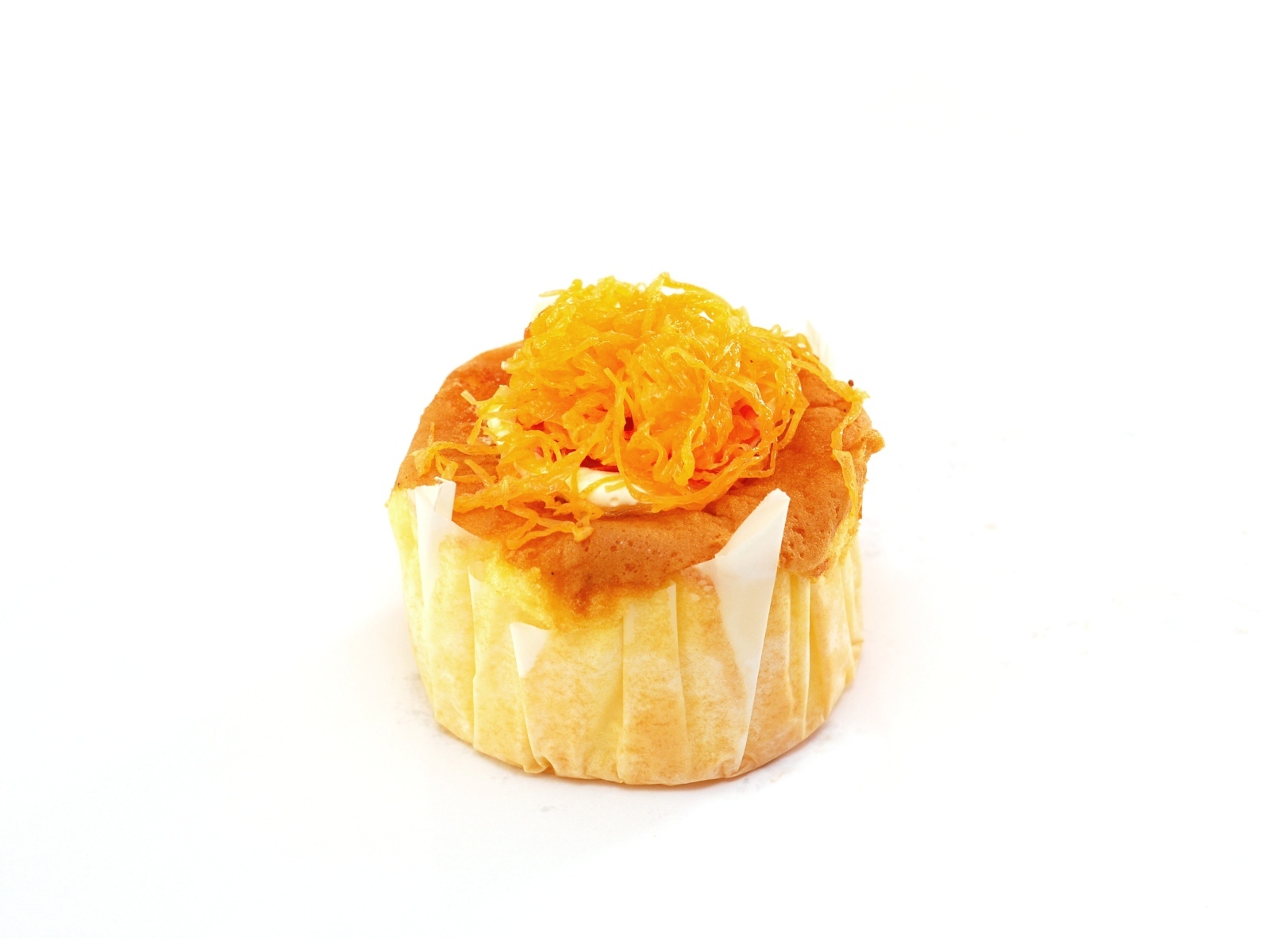 Аппетитная сладкая булочка на белом фоне