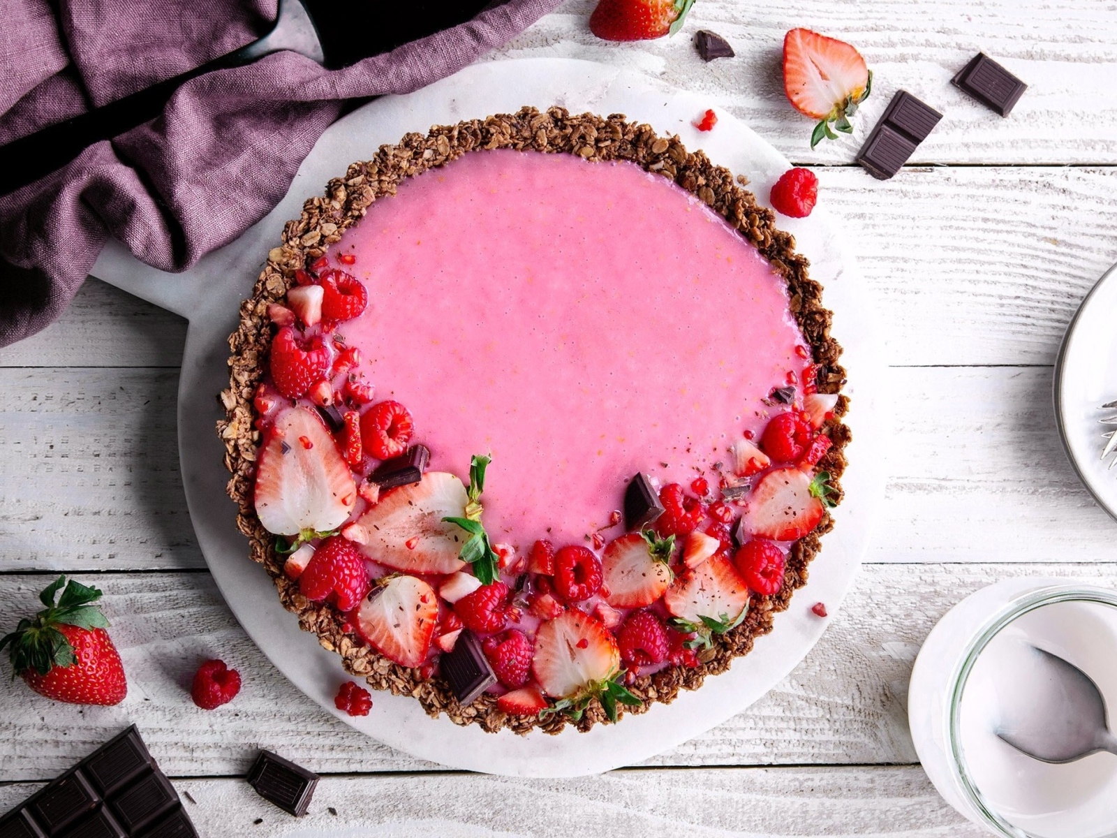 Красивый сладкий торт с ягодами