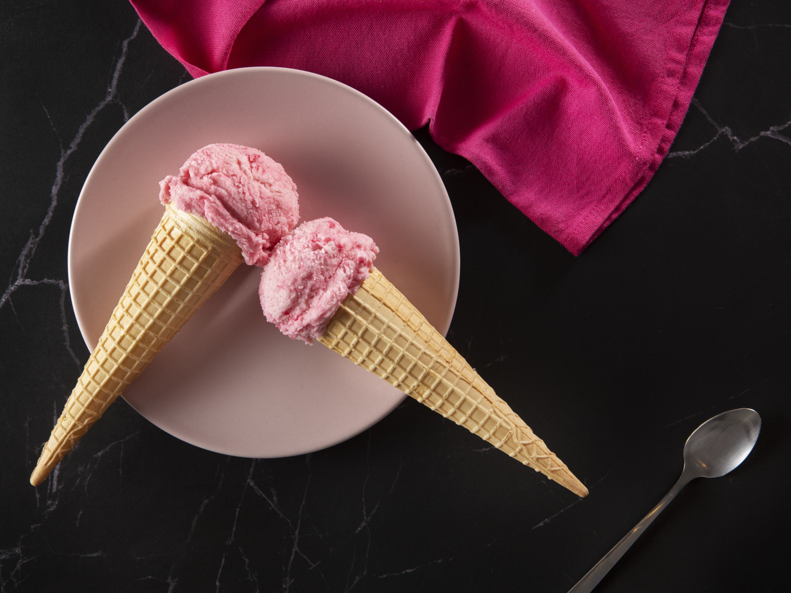 Ягодное мороженое в вафельных рожках на столе