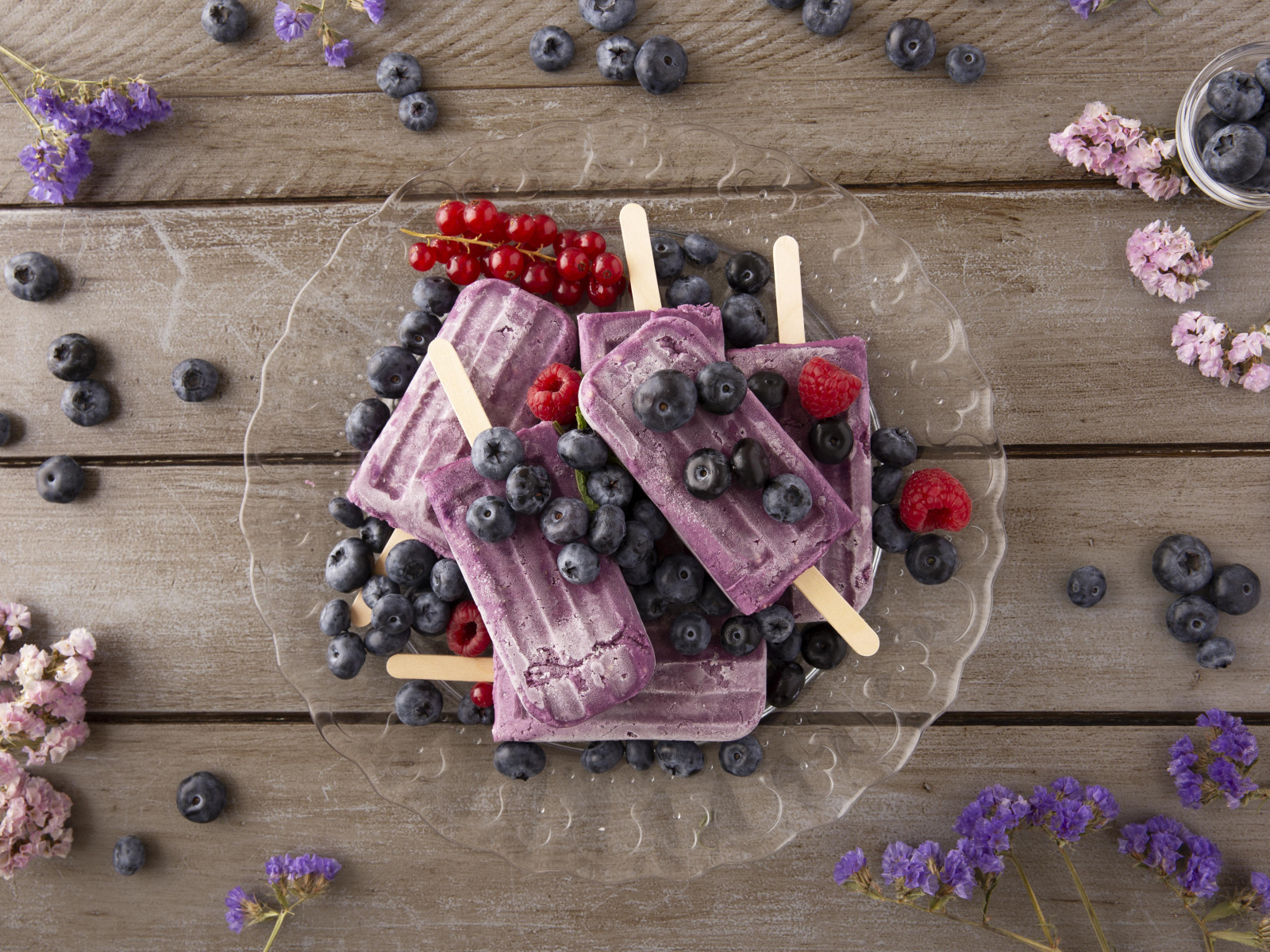 Черничное мороженое с ягодами на тарелке