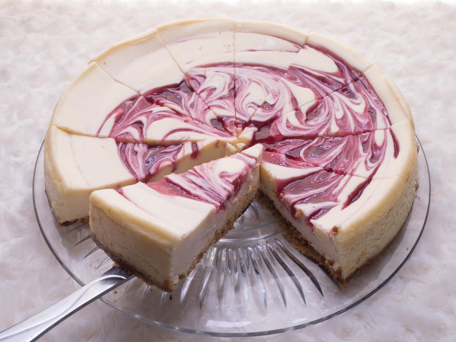 Пирог чизкейк нарезан кусками