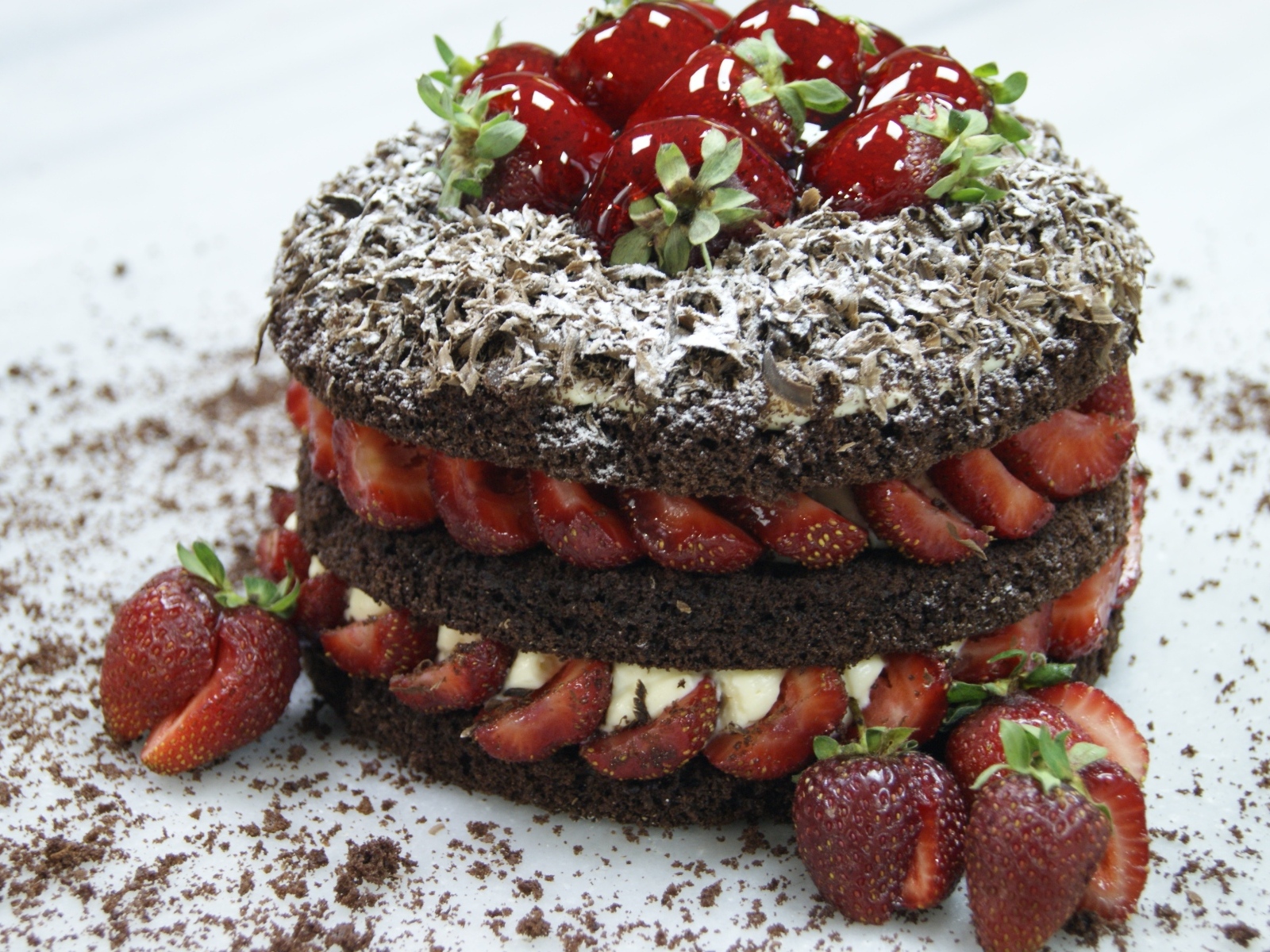 Шоколадный торт с ягодами клубники