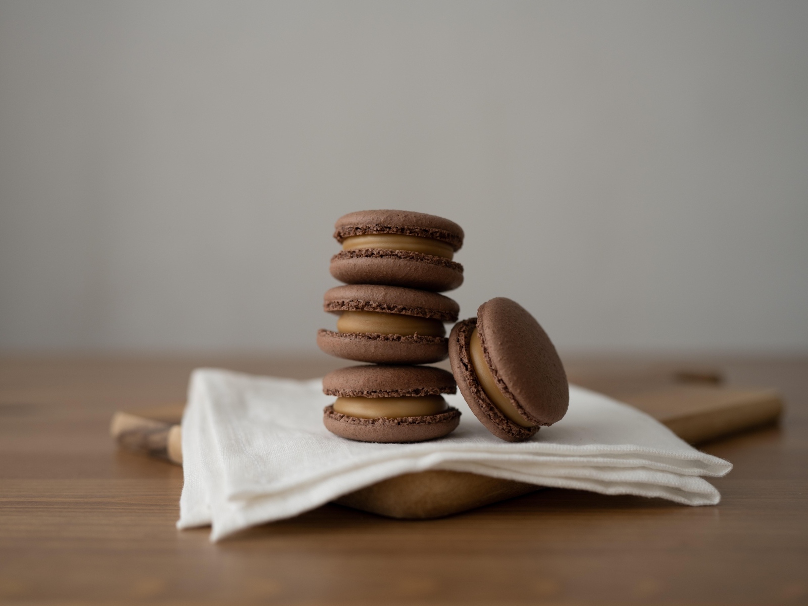 Шоколадный десерт макаронс на столе с салфеткой