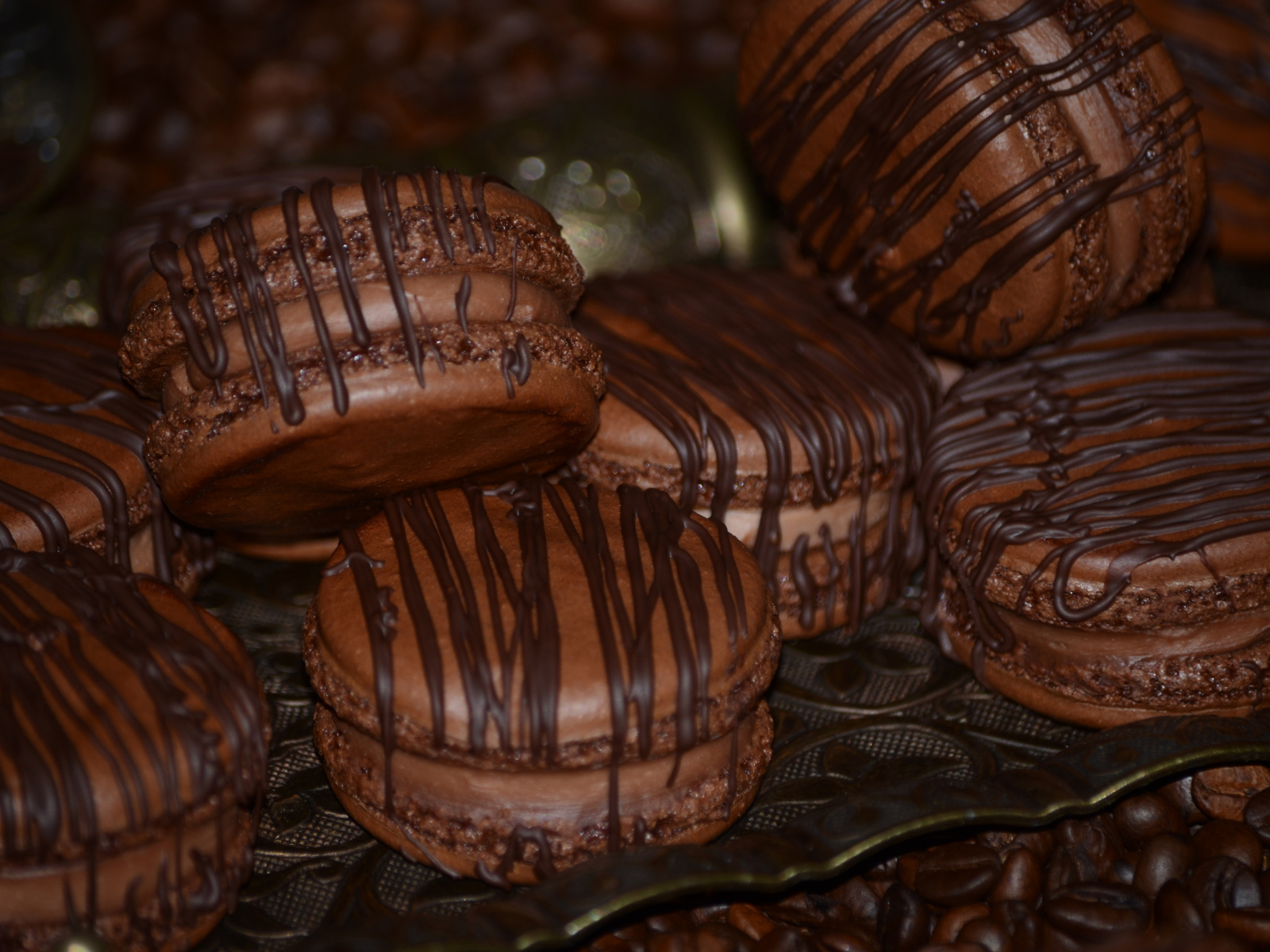 Шоколадное печенье макарон на столе