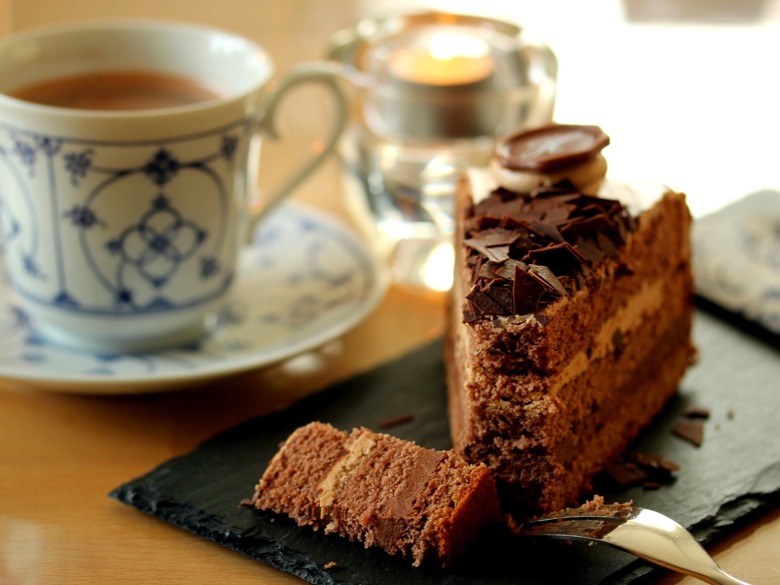 Кофе и кусок торта на столе