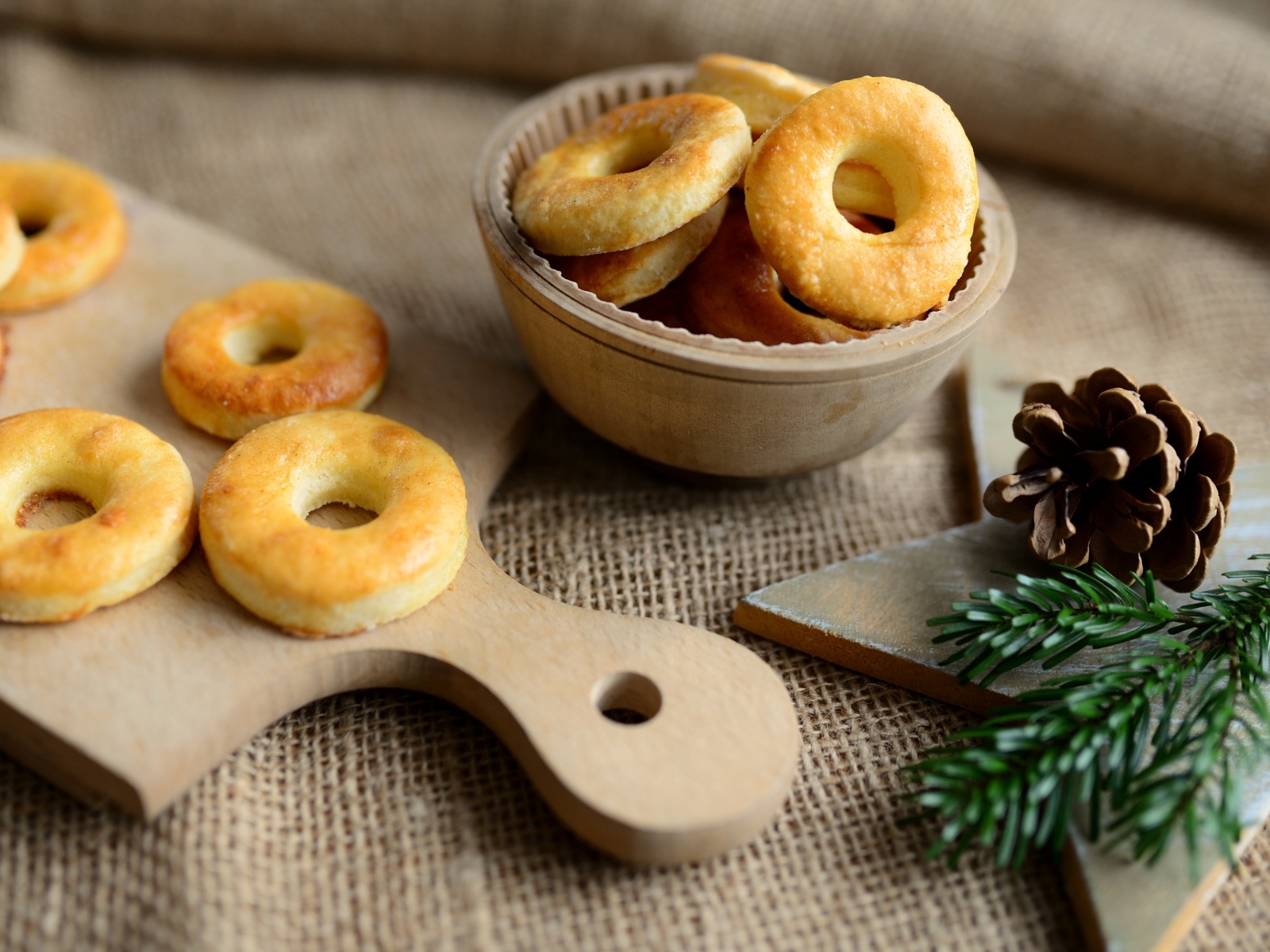 Печенье на столе с шишкой и еловой веткой