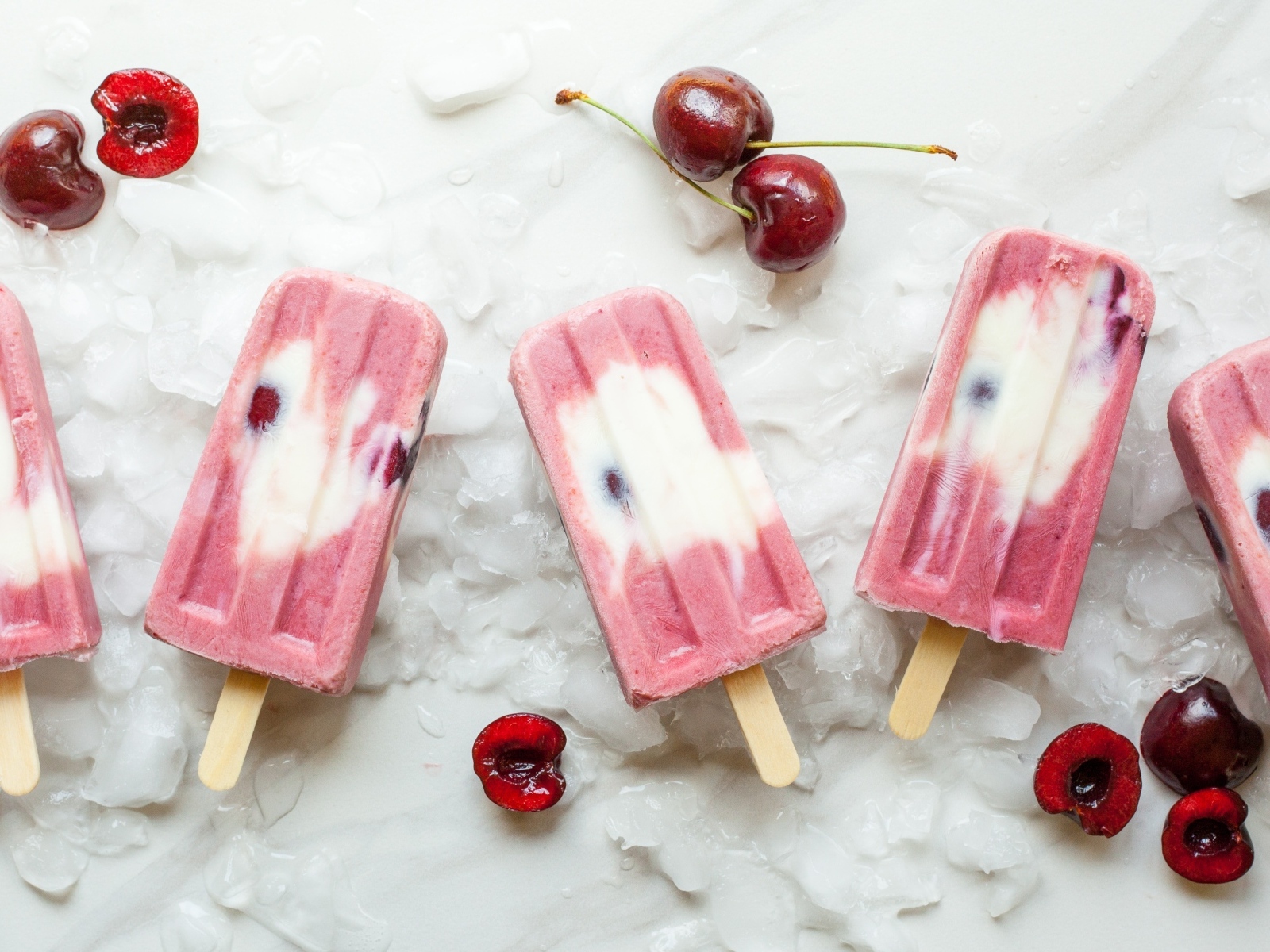 Вкусное мороженое на палочке с ягодами черешни