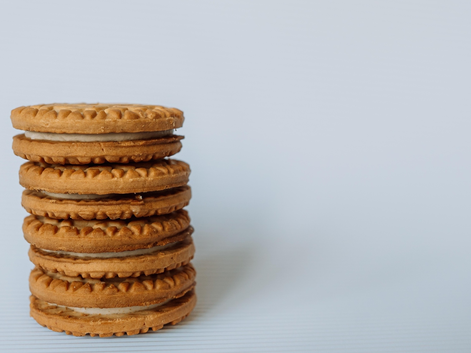 Вкусное сладкое печенье на сером фоне