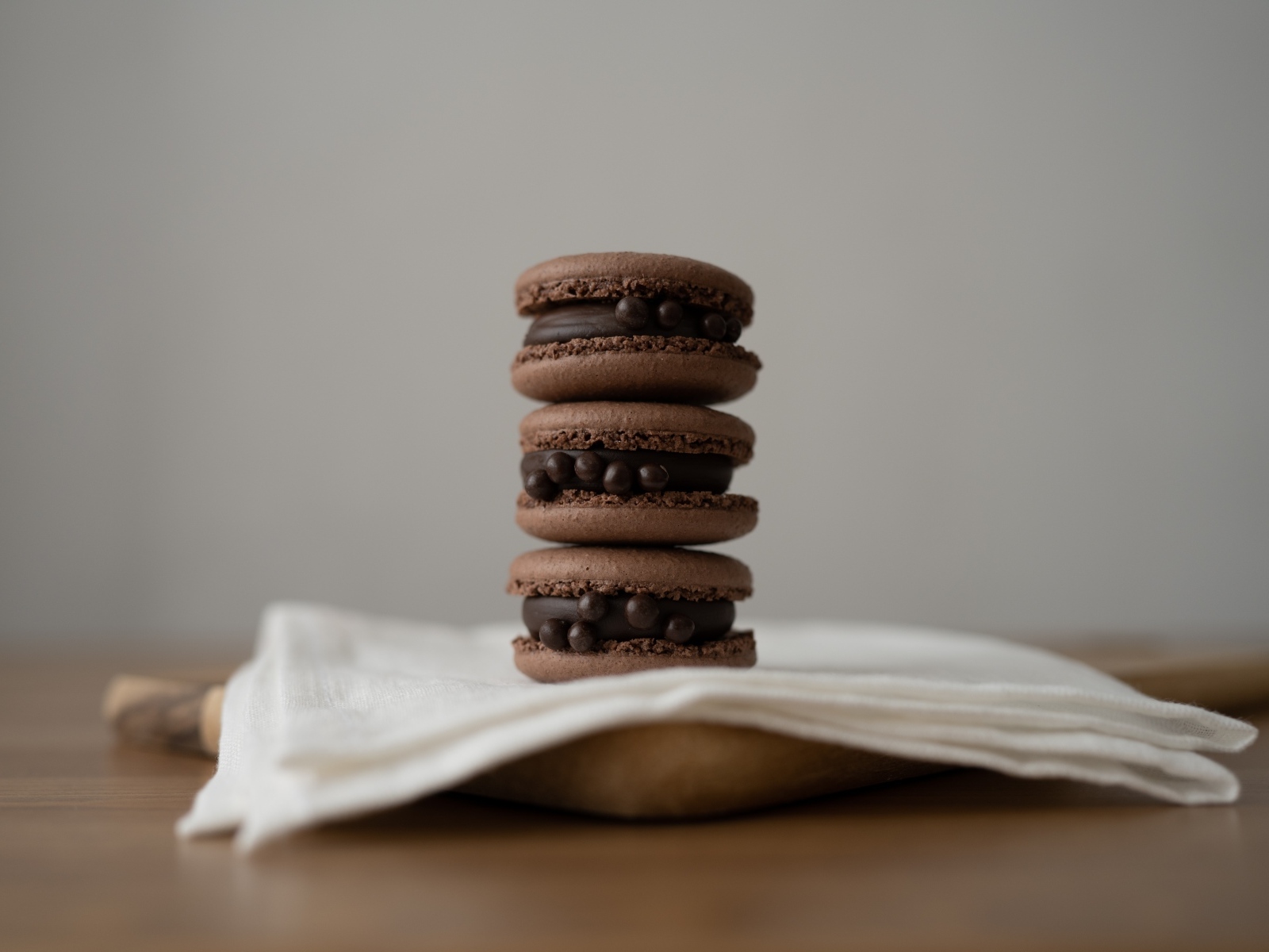 Десерт макаронс с шоколадом на белой салфетке