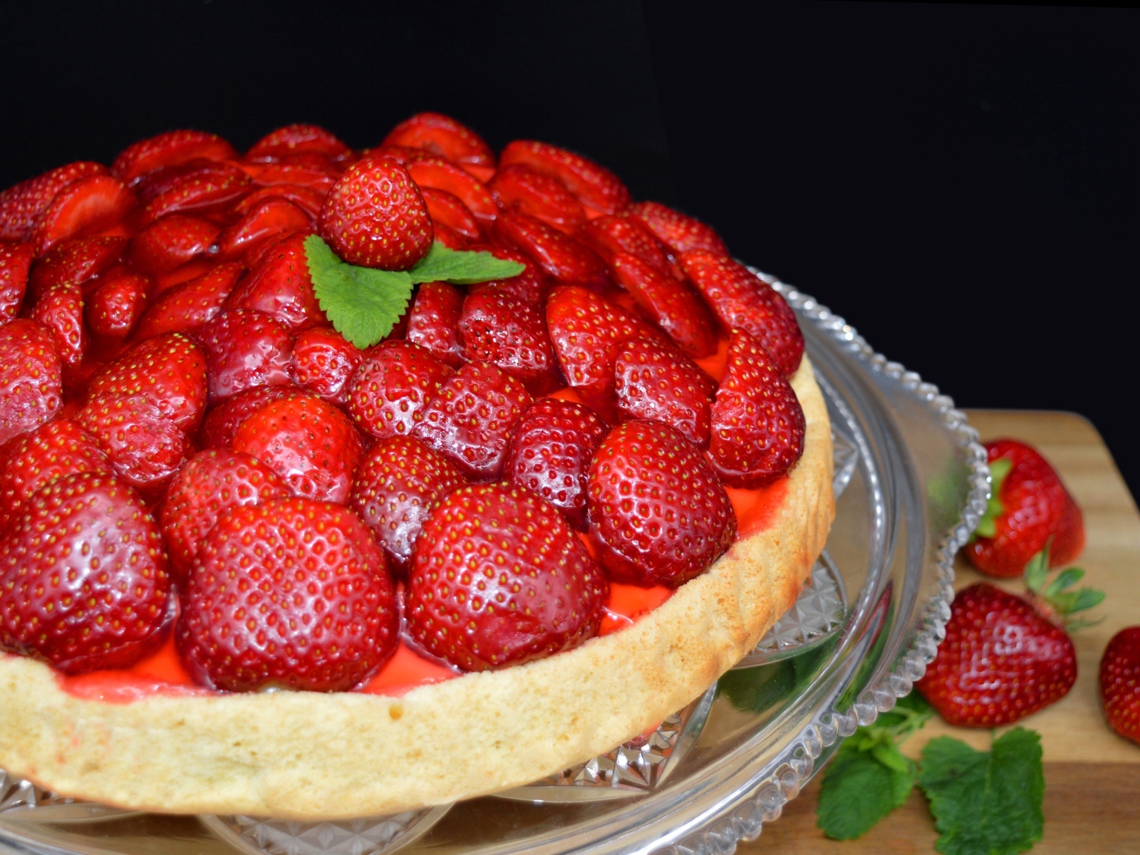 Ароматный пирог  с большими ягодами клубники