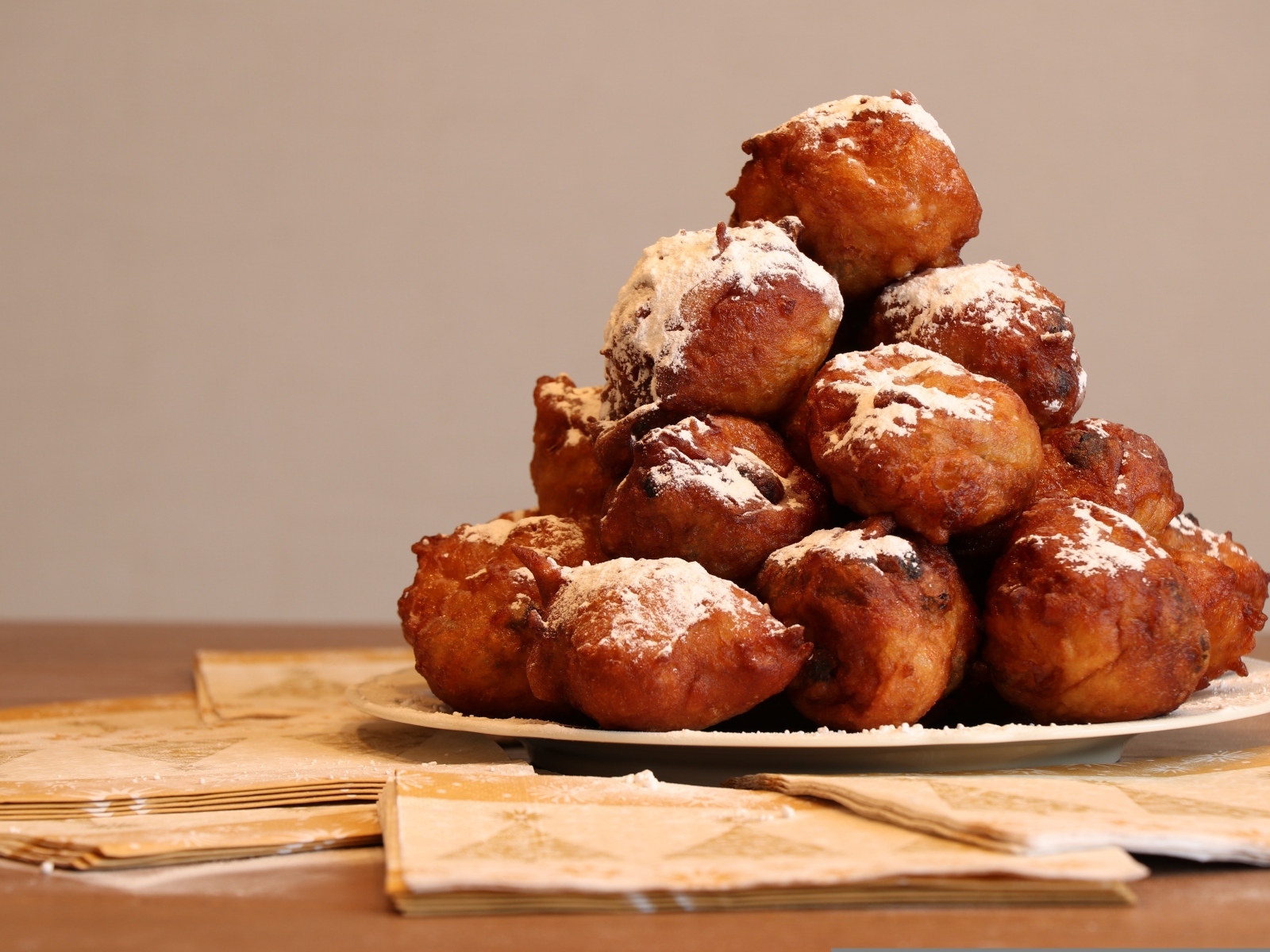 Жареные в масле пончики на столе