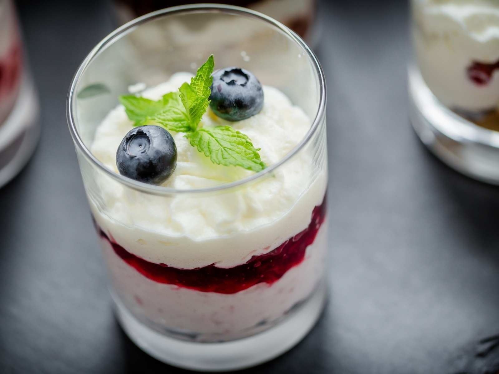 Стакан с десертом и ягодами черники