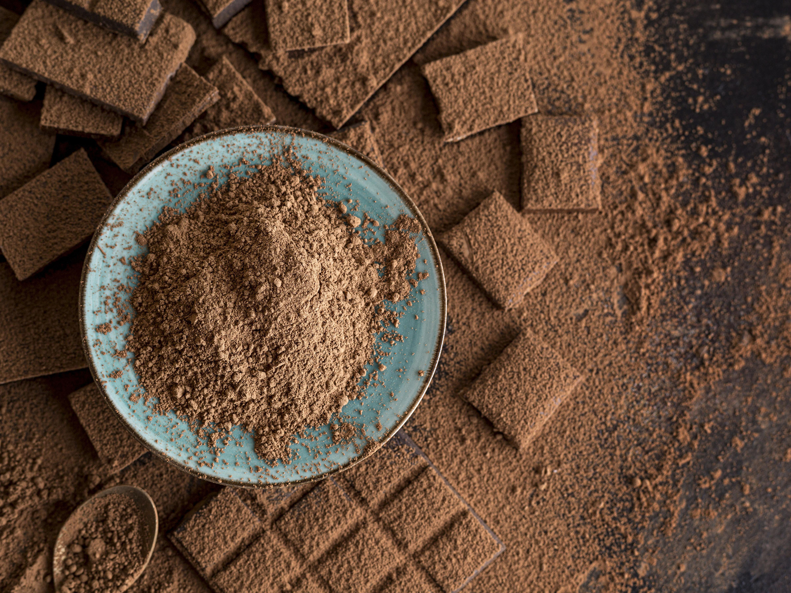 Молотый шоколад  в тарелке на столе