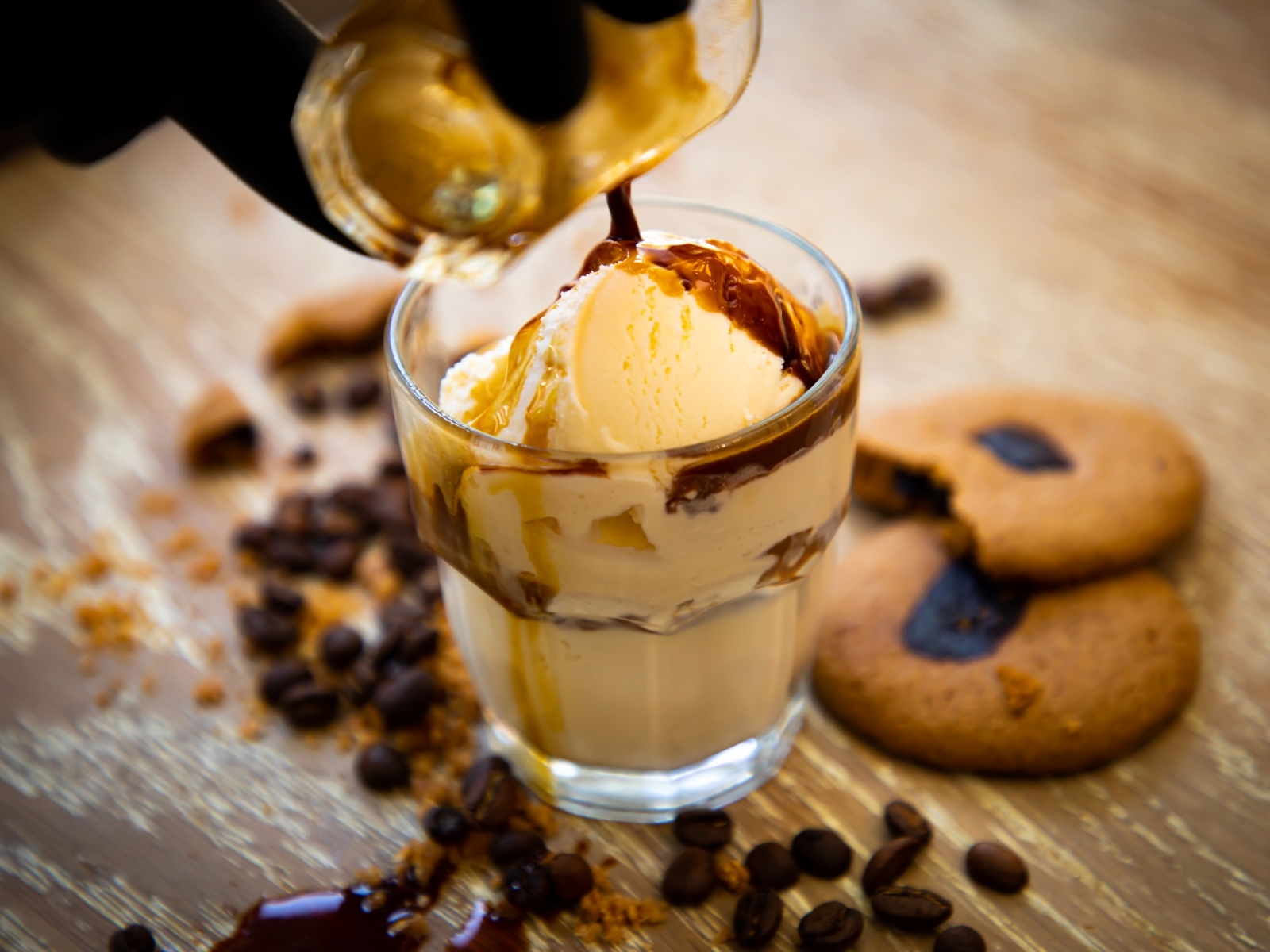 Мороженое в стакане с кофе 